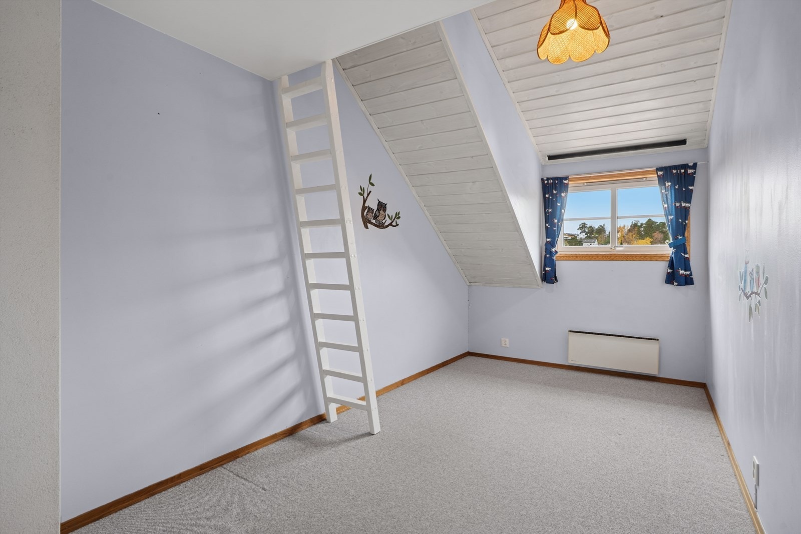 To av rommene har stige opp til egne hemser med gulvflate på ca 4m² hver. Hemsene egner seg som soveplass, eller ekstra leke eller lagringsplass. Galleribilde