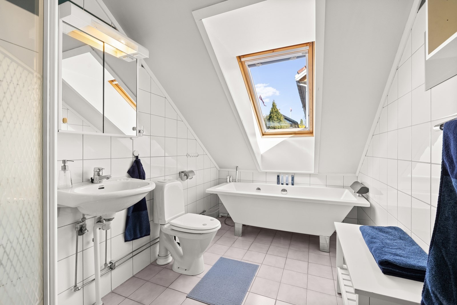 I andre etasje finner du et lyst og romslig baderom med flislagte gulv- og veggflater. Galleribilde