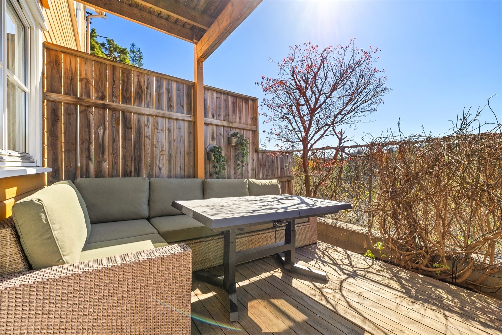 Vestvendt terrasse gir en ekstra følelse av romslighet og inviterer ut til grønne omgivelser. Galleribilde