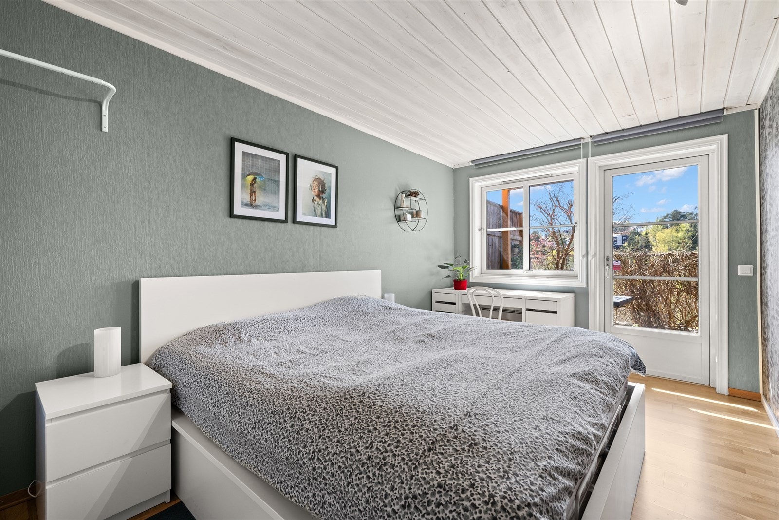 Underetasjen byr på et romslig, lyst soverom. Det er plass til dobbeltseng, garderobeskap og arbeidsplass om ønskelig. Direkte utgang til uteplass. Galleribilde