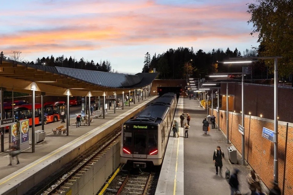 T-bane på Mortensrud Galleribilde