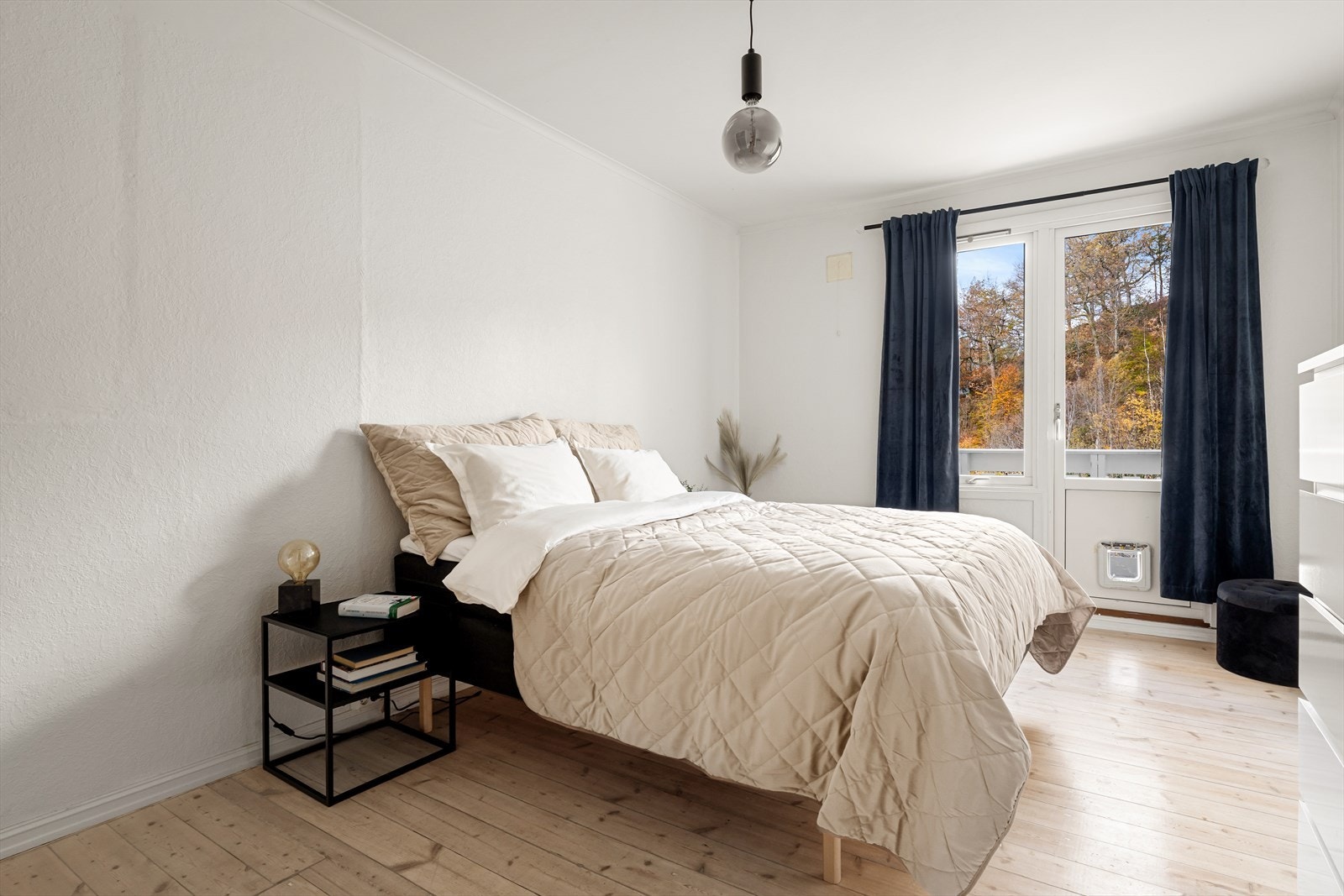 Leiligheten har til sammen tre soverom, dette er på ca. 16,1 m² med utgang til egen altan. Galleribilde