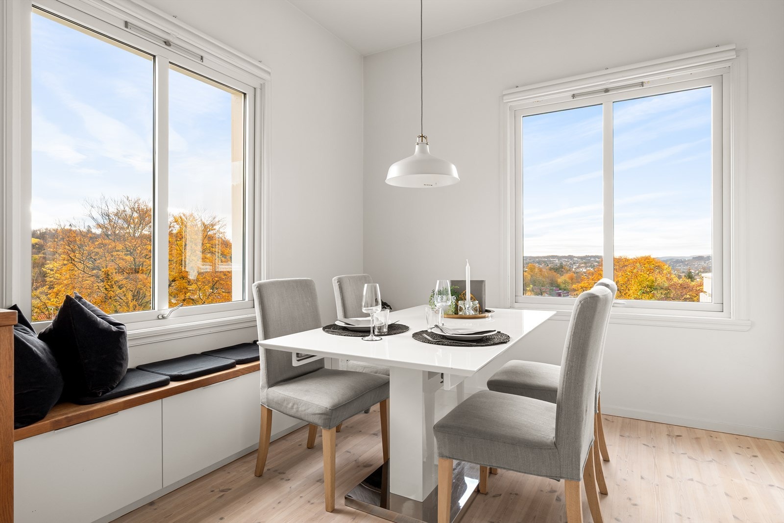 Lys og hyggelig spiseplass med flott utsikt. Galleribilde