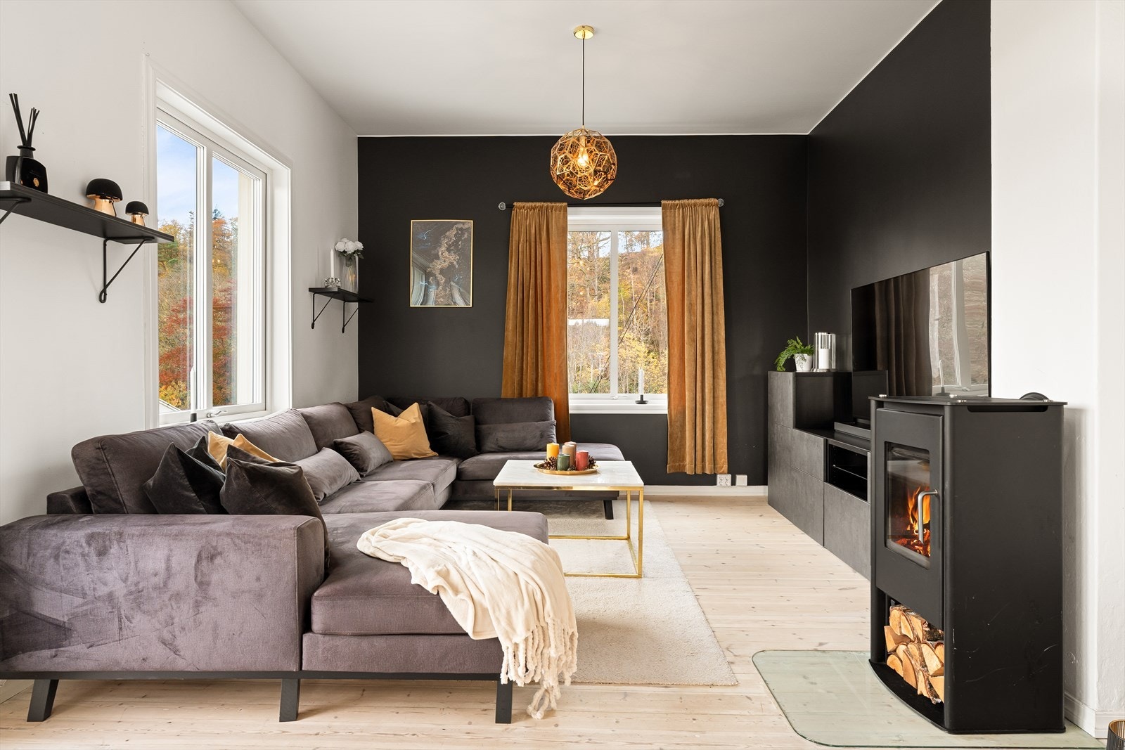 Stuen har peis som varmer godt på de litt kaldere dagene. Galleribilde