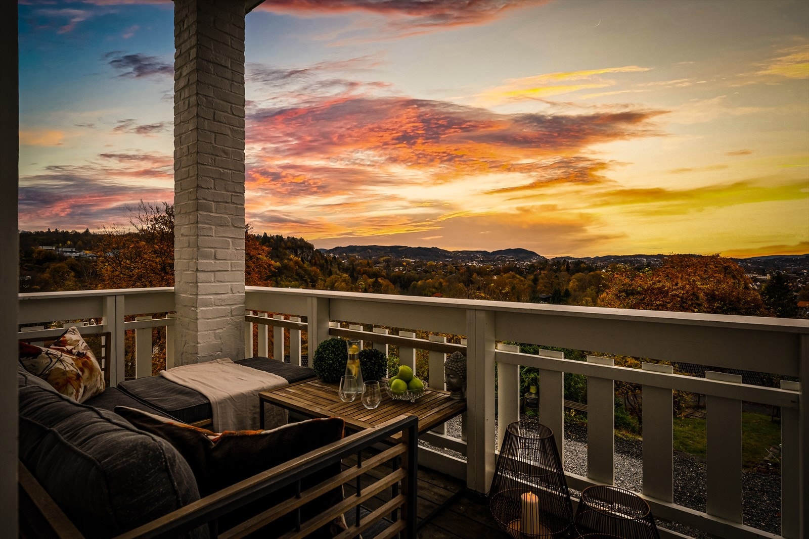 Fra leiligheten har du nydelig utsikt over Paradis og helt ut mot Nordåsvannet. Galleribilde