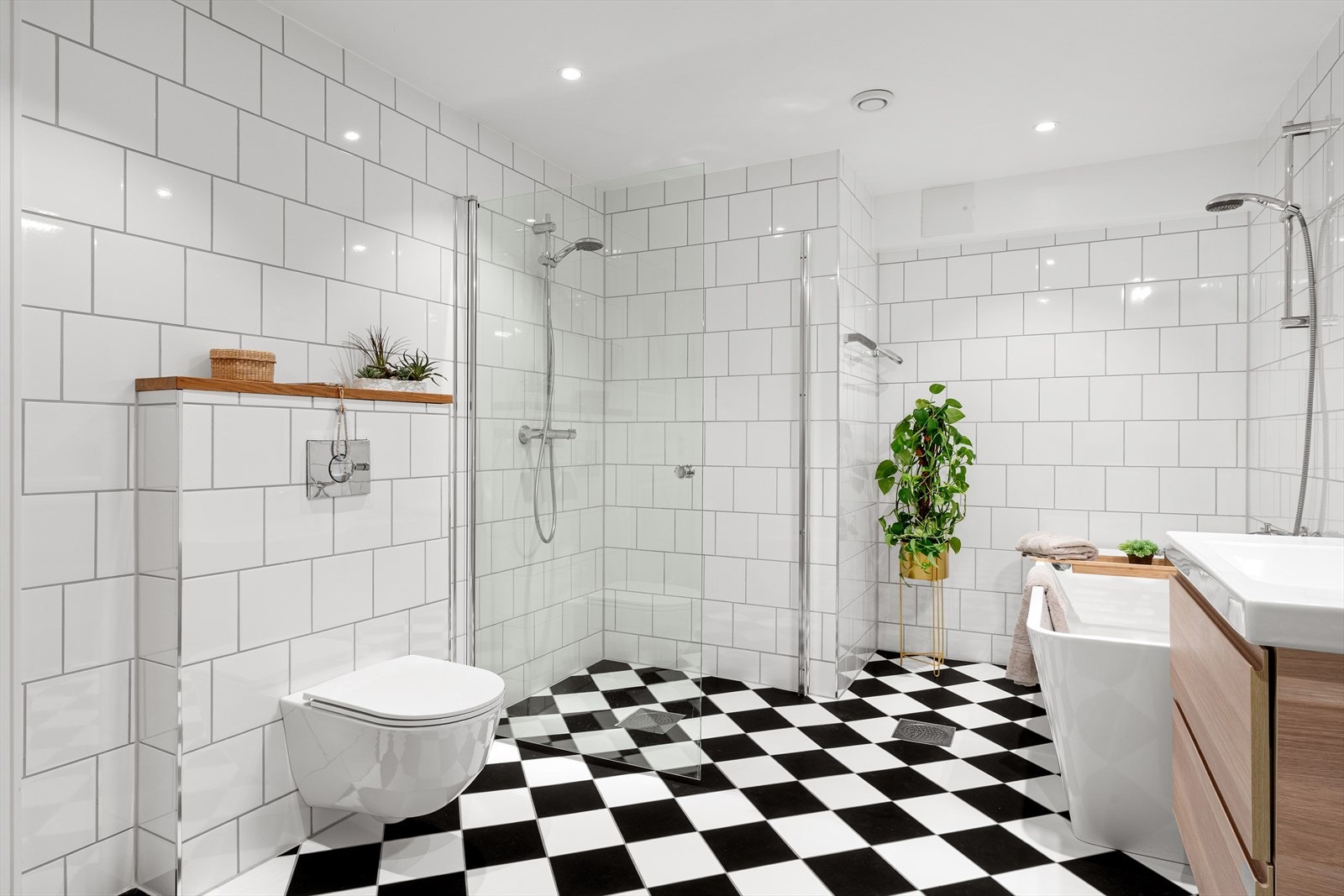 Flott helfliset bad og innredet med toalett, benkeskap med servant, dusj og badekar. Galleribilde