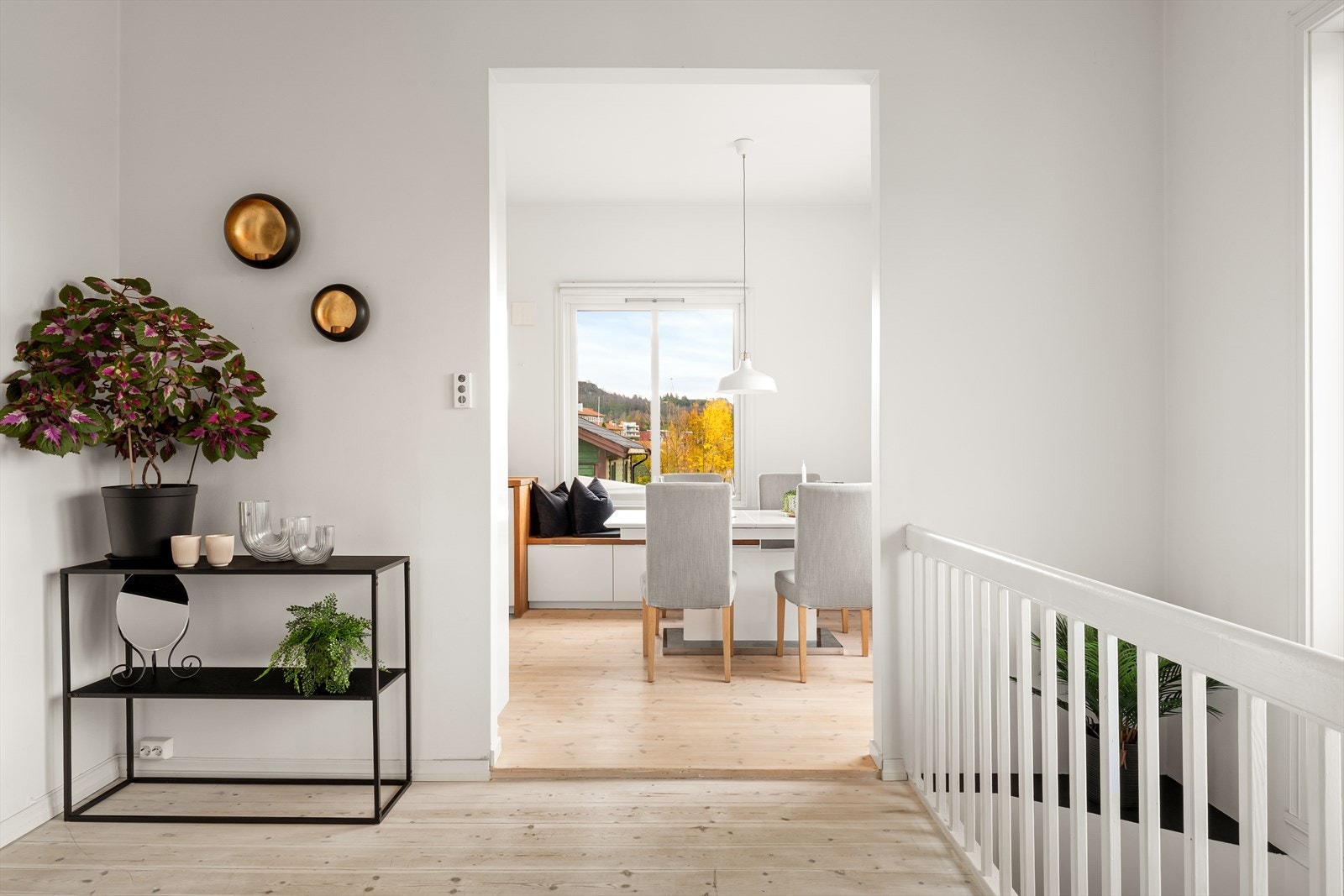 Kjøkkenet ligger i delvis åpen løsning mot stuen, men med en naturlig soneinndeling som gir både romfølelse og avskjerming. Galleribilde