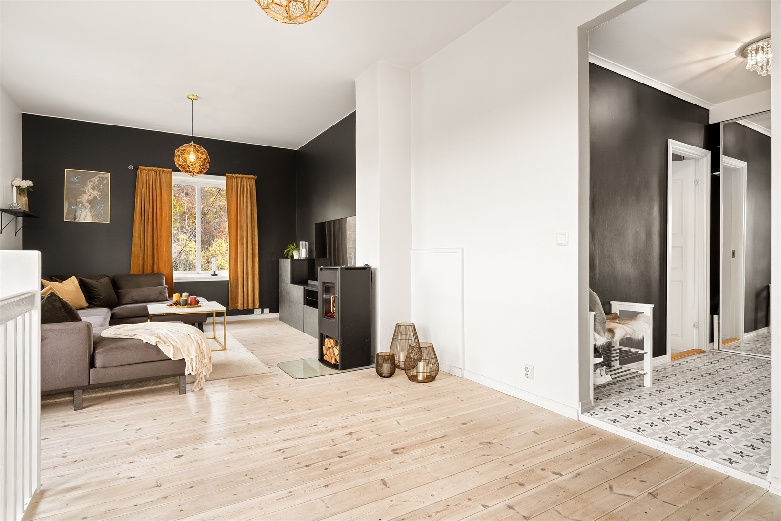 Lekkert oppholdsrom med åpen løsning som binder sammen stue, kjøkken og entré på en naturlig og innbydende måte. Galleribilde