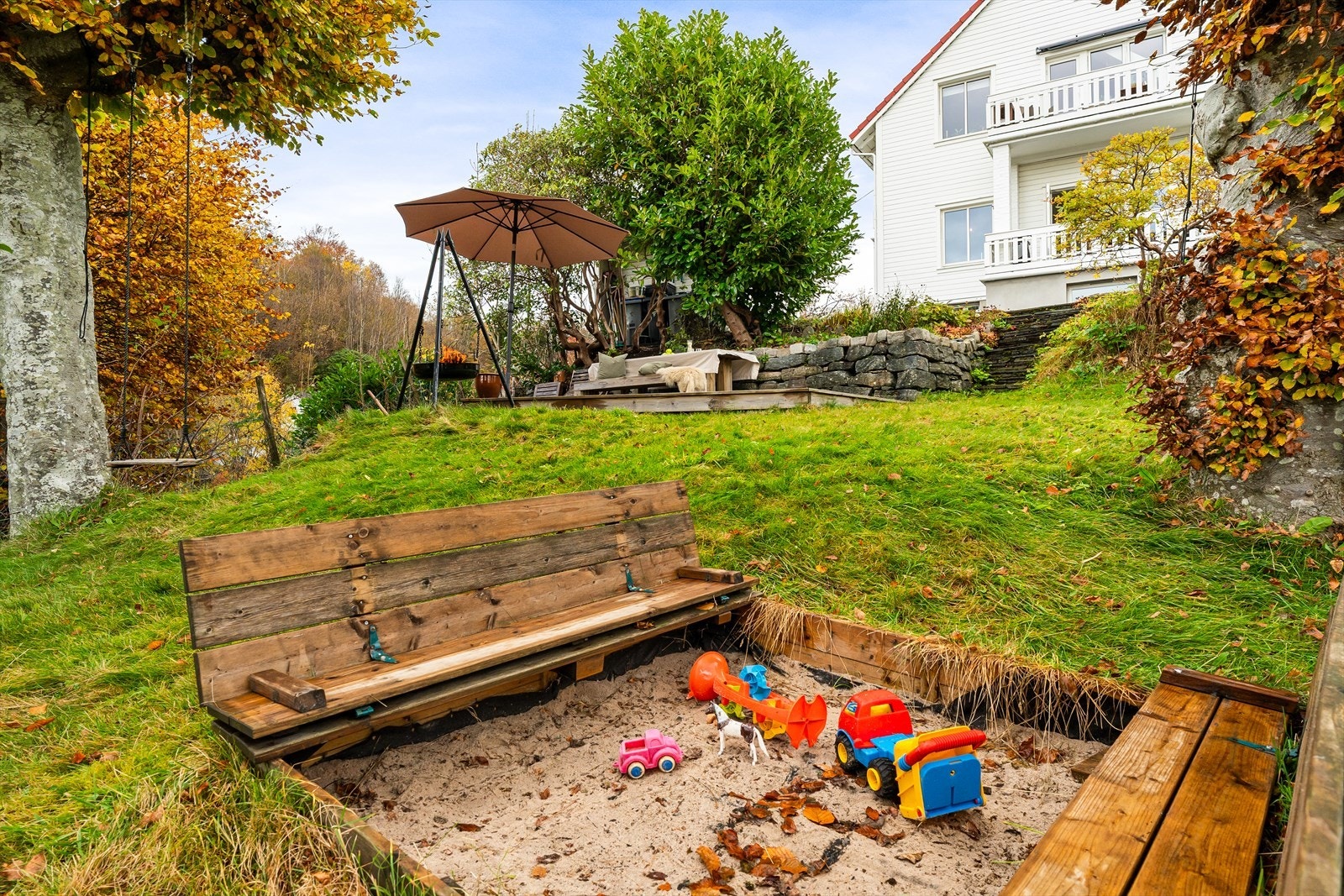 Stor sosial uteplass. Galleribilde