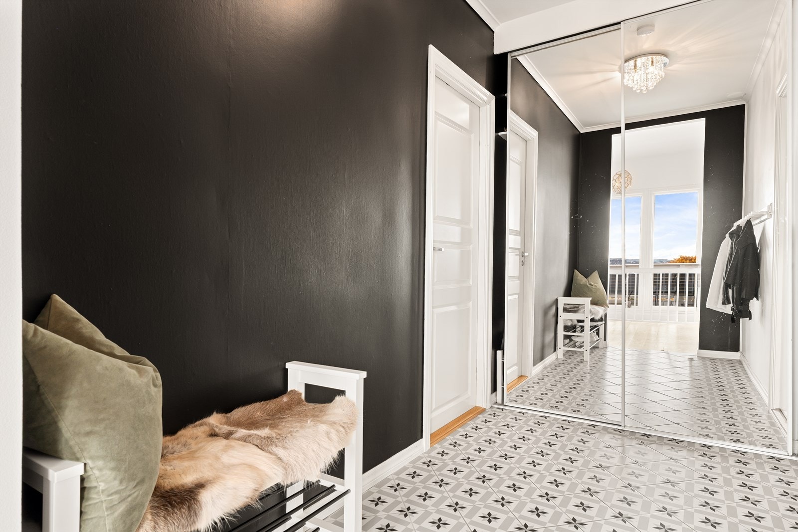 Lys og innbydende entré med garderobeskap som gir god plass til oppbevaring av yttertøy og sko. Galleribilde