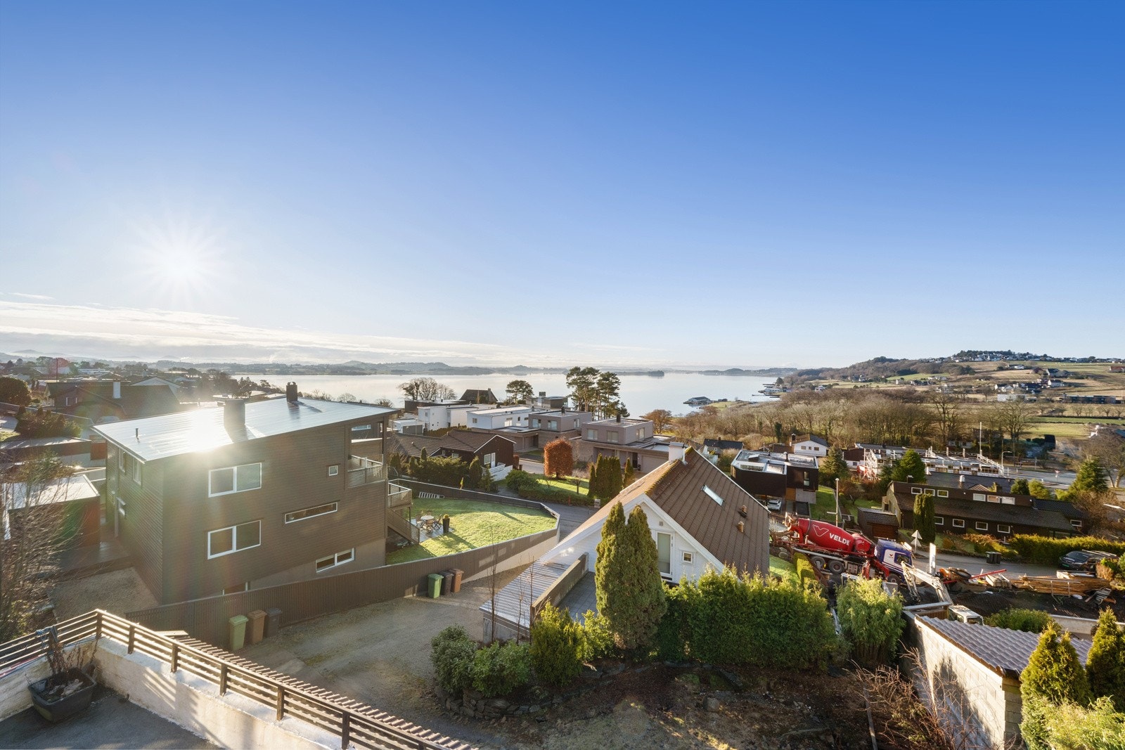 Eier har fått ramme - og igangsettelsestillatelse til å bygge ny funkisbolig med et ekstra plan - bildet er tatt i stillas i høyde fra tiltenkt etasje. Galleribilde