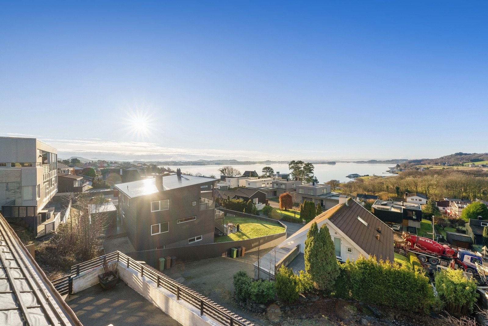 Velkommen til Snorres gate 18 - her bor man i rolige og etablerte omgivelser, med utsikt mot fjord og fjell fra alle plan. Galleribilde