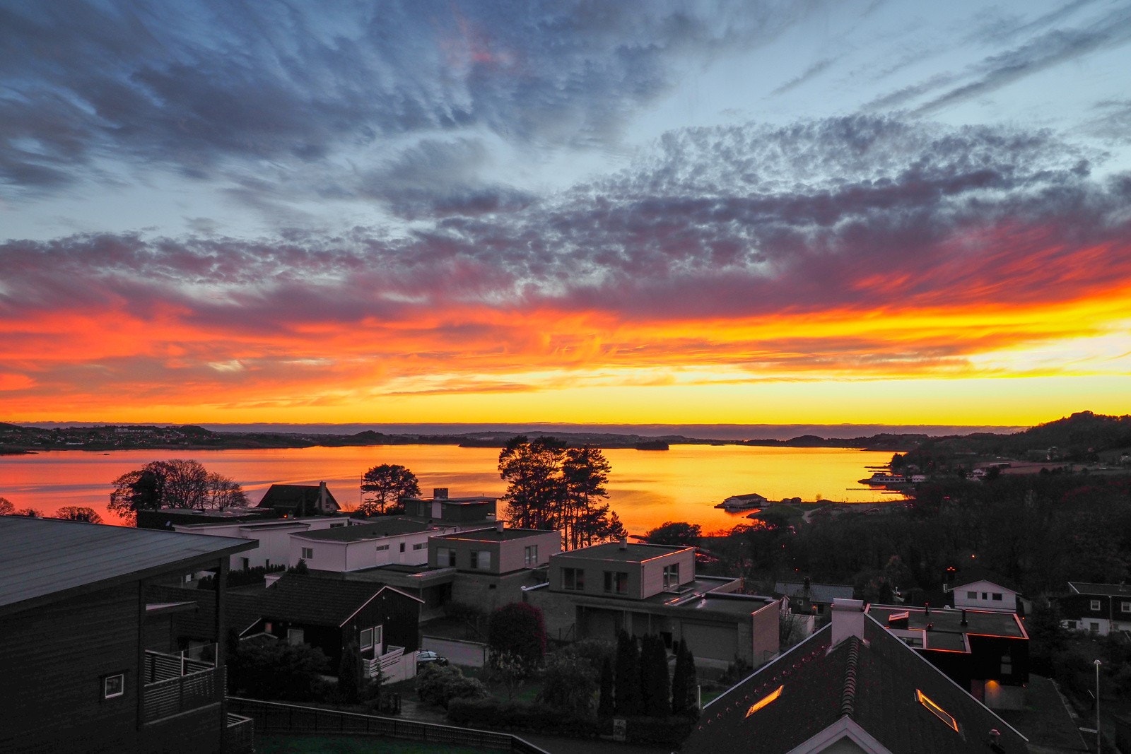 Fra boligen får man nydelige solnedganger sammen med en fantastisk utsikt. Galleribilde
