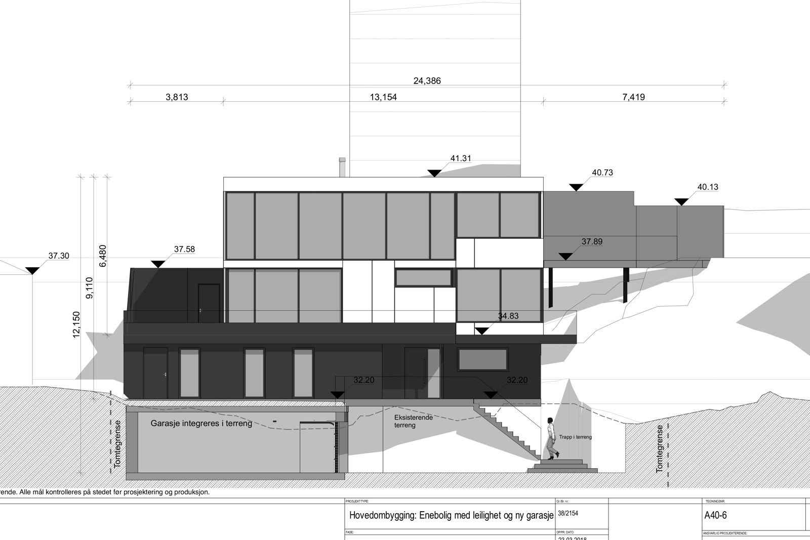 Det er satt opp stillas på eiendommen slik at man kan få et inntrykk av utsikten fra det tiltenkte tredje planet. Galleribilde