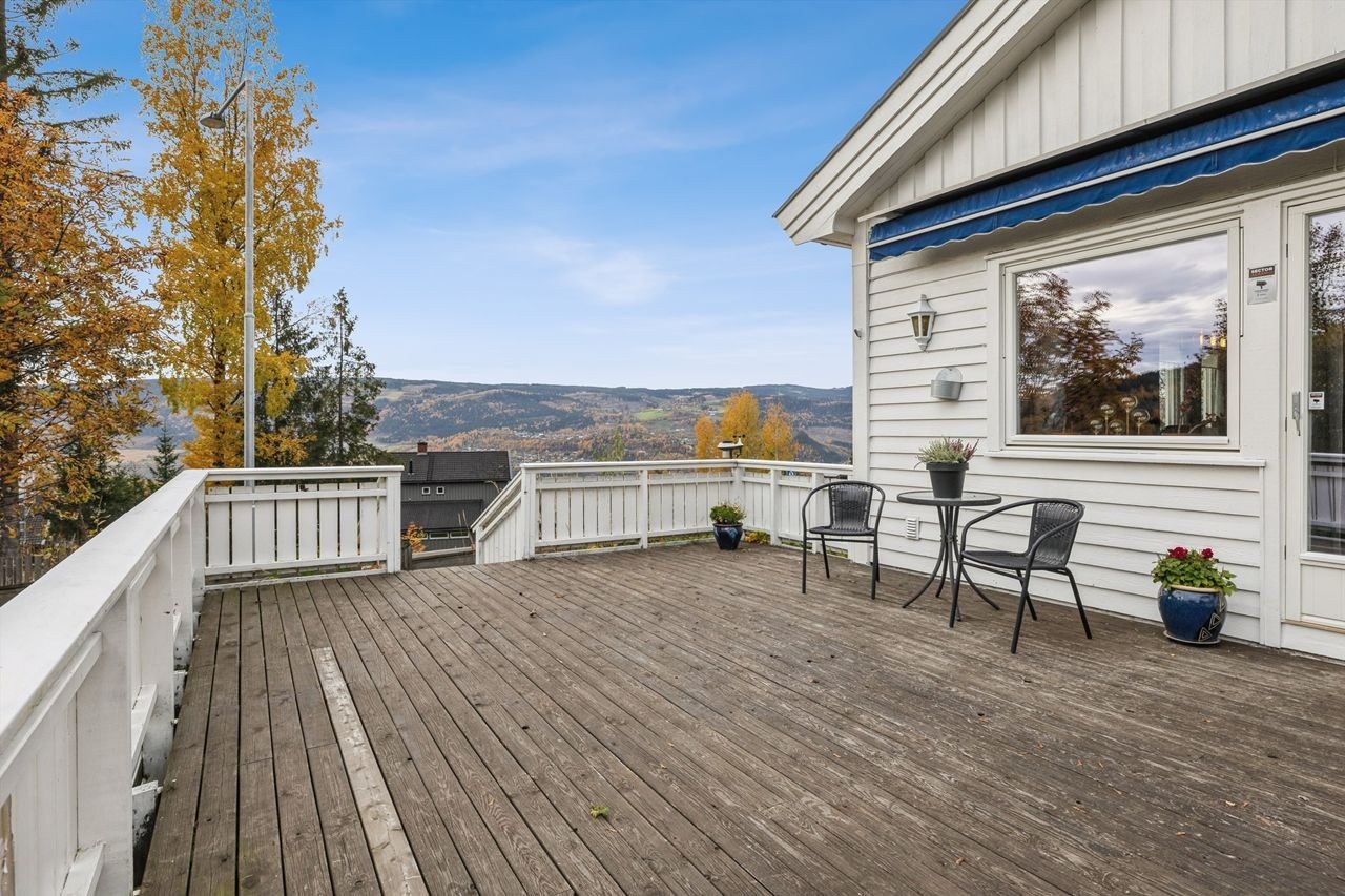 Den romslige terrassen gir rikelig med plass for utemøbler og sosiale sammenkomster. Galleribilde