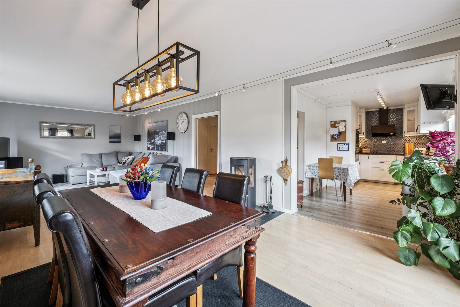 Spisestuen fungerer som et naturlig bindeledd mellom stuen og kjøkkenet. Galleribilde