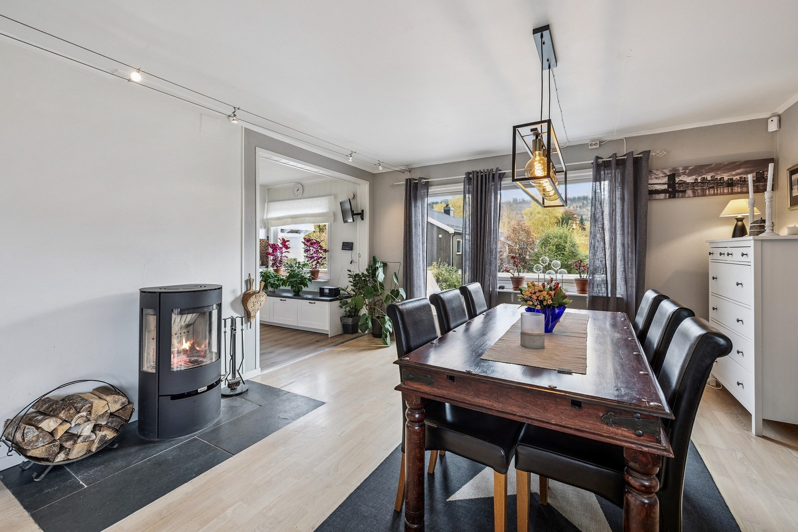 Vedovnen i spisestuen bidrar med varme og en lun atmosfære. Galleribilde