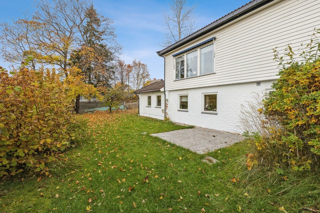 Tomten gir gode muligheter for lek og utendørsaktiviteter for hele familien. Galleribilde