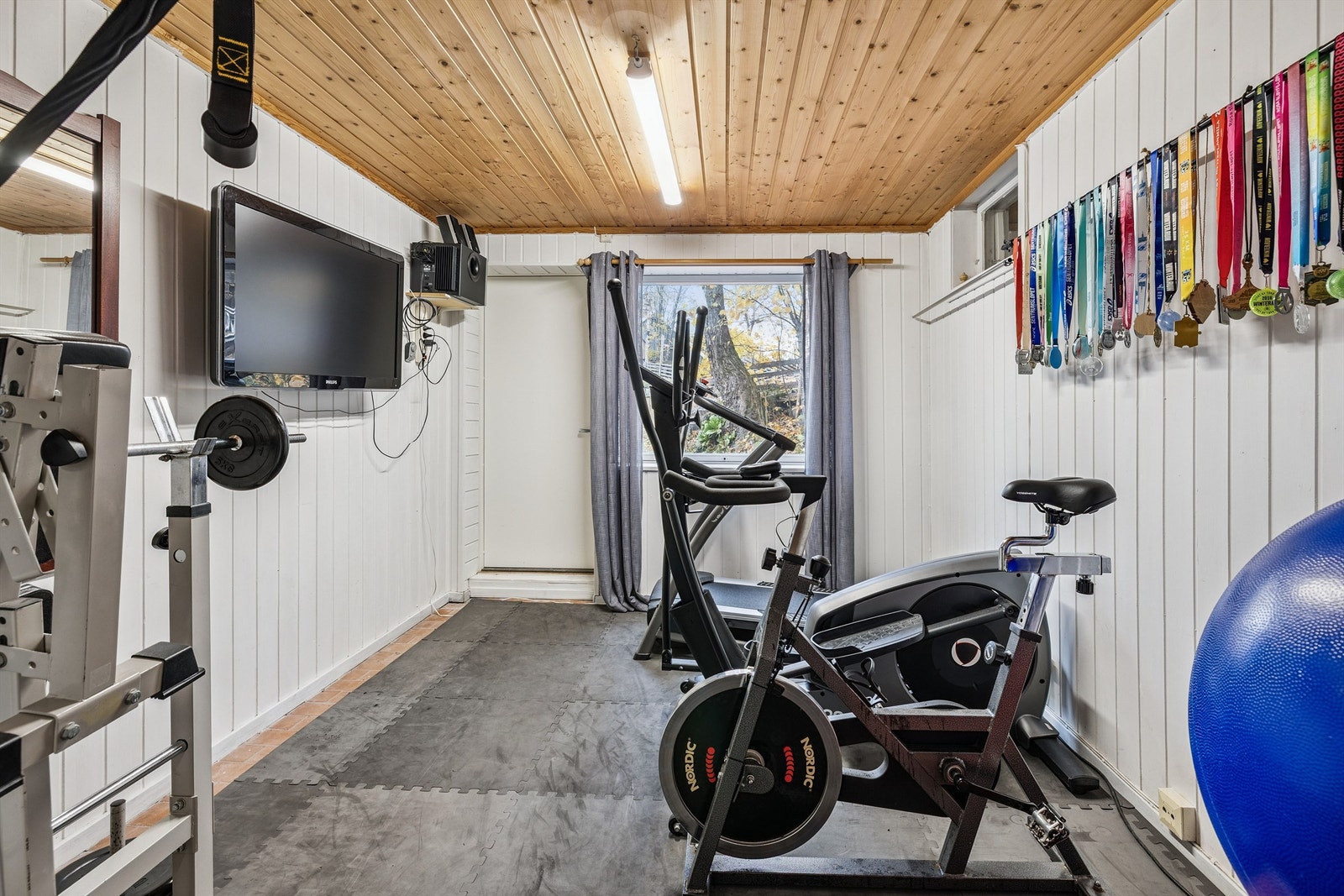 Et disponibelt rom som i dag benyttes som treningsrom, med egen utgang. Galleribilde
