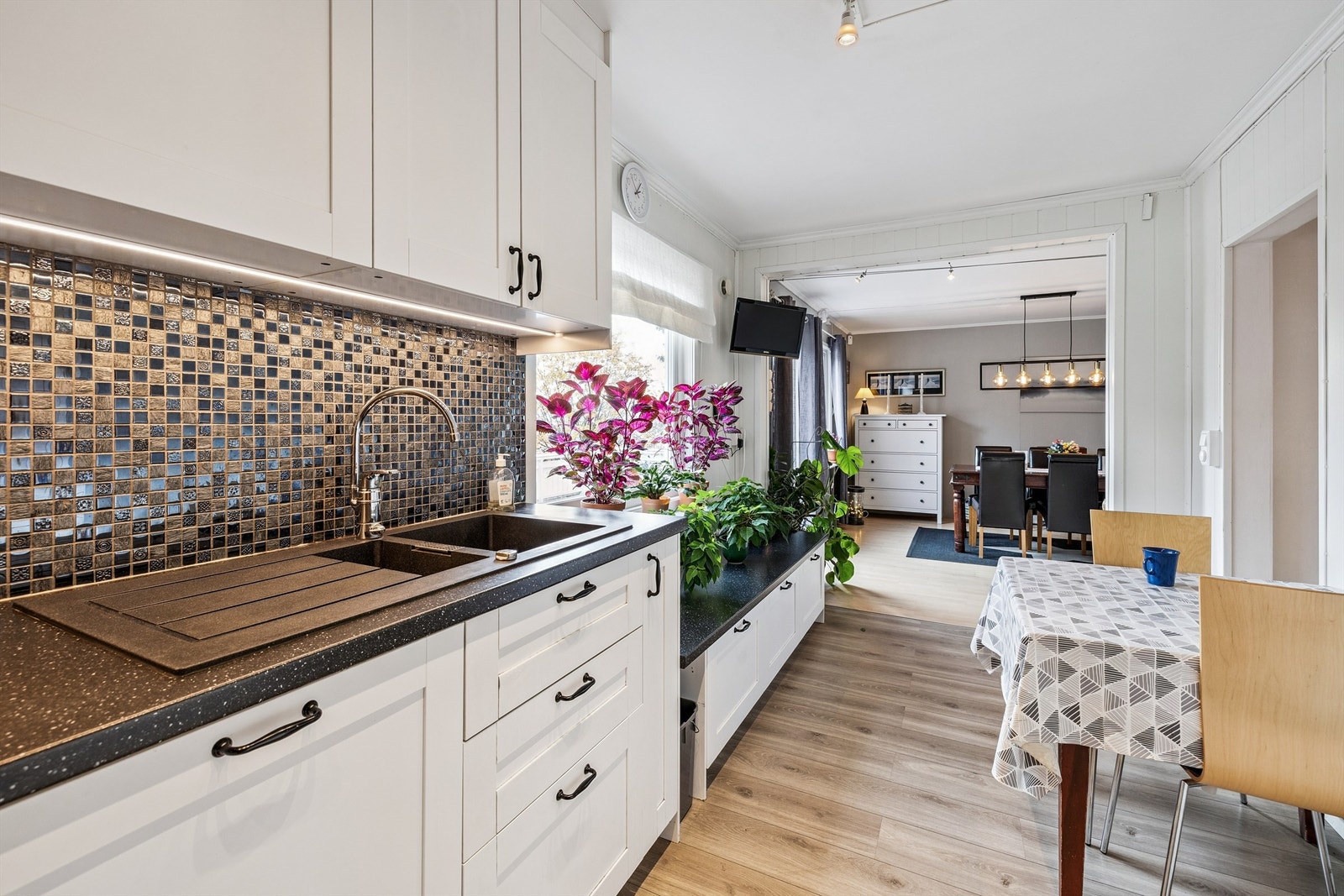 Fra kjøkkenet er det åpen siktlinje mot spisestuen, som skaper en sosial sone. Galleribilde