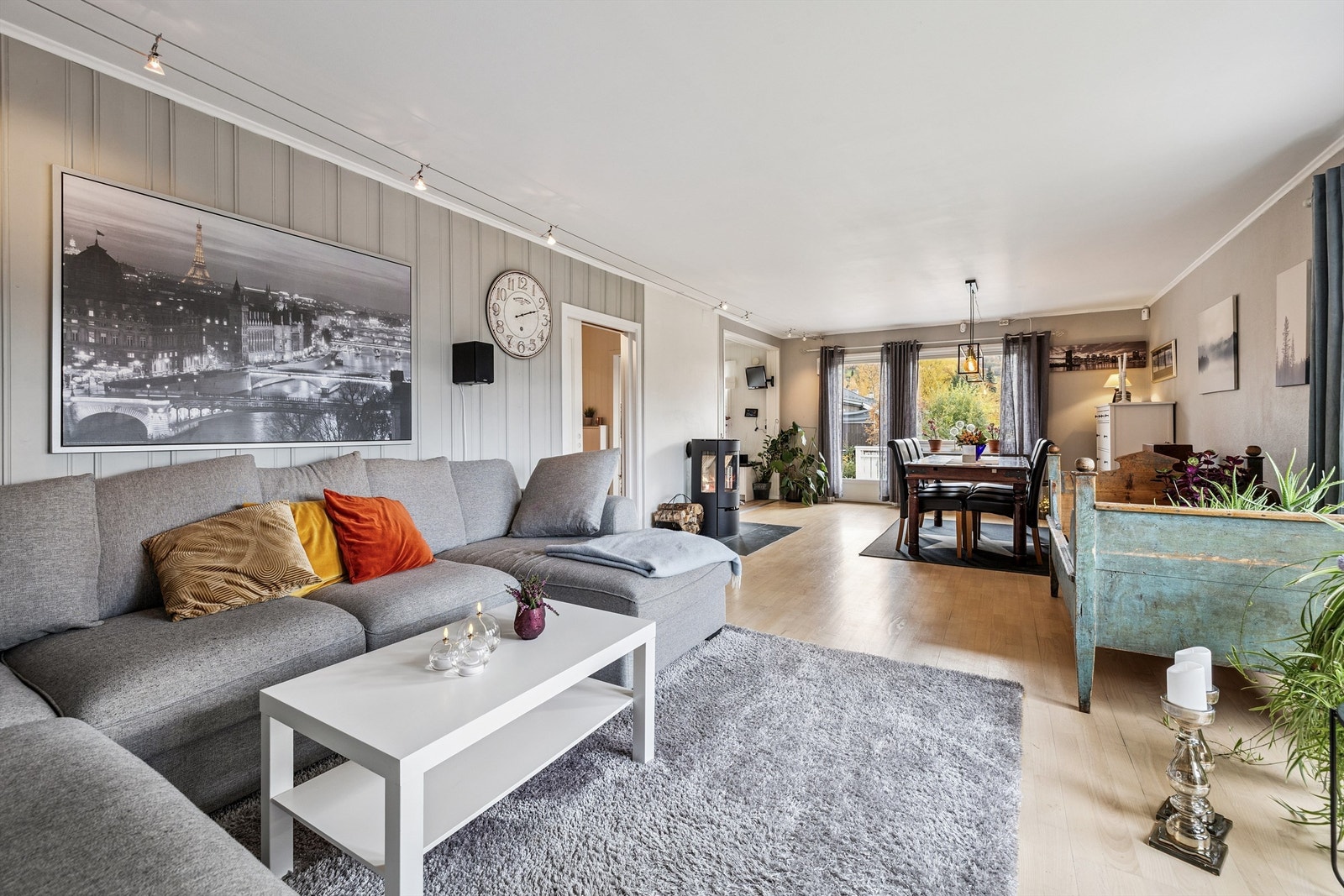 Stuen er et lyst og romslig samlingspunkt med god plass til sofagruppe. Galleribilde