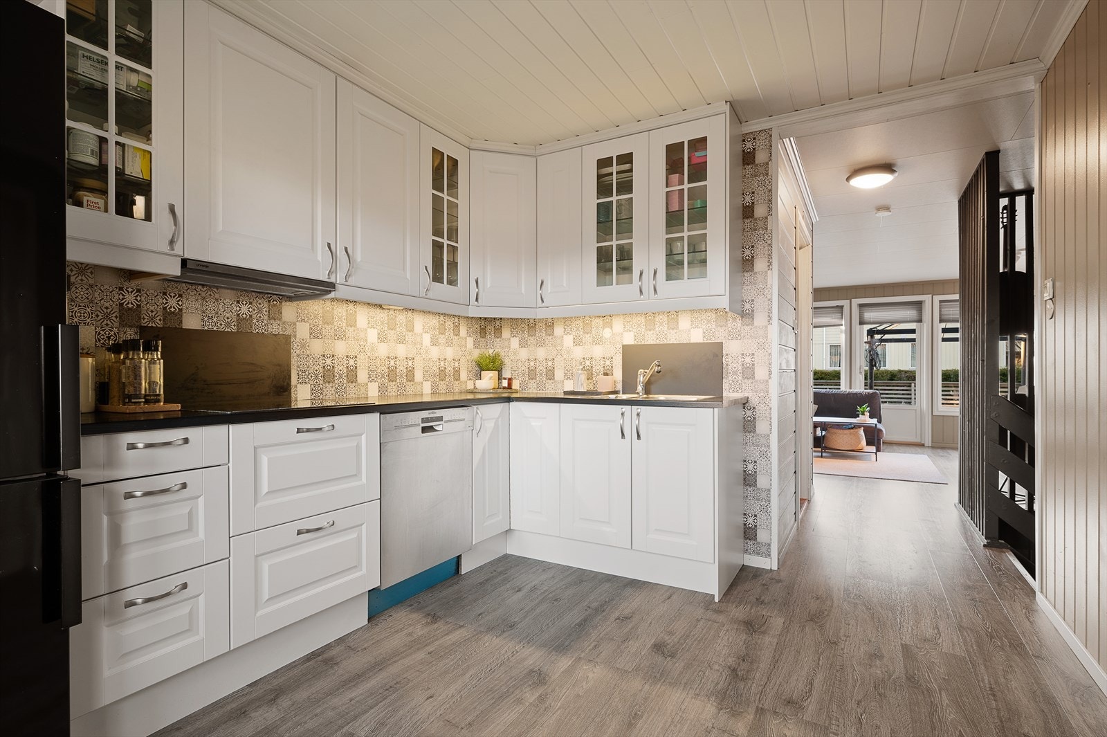 Kjøkkeninnredningen er fra cirka 2010 Galleribilde