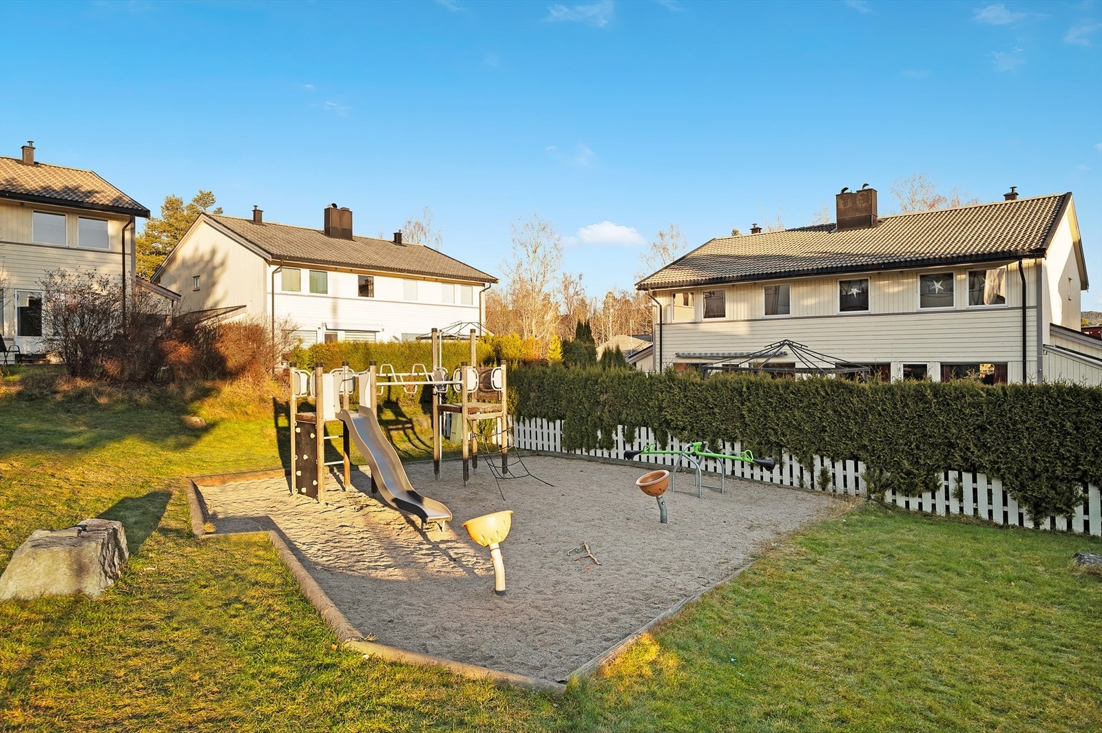 Borettslaget har fine fellesområder og lekeplass - Bilde tatt før fasaderehabilitering Galleribilde