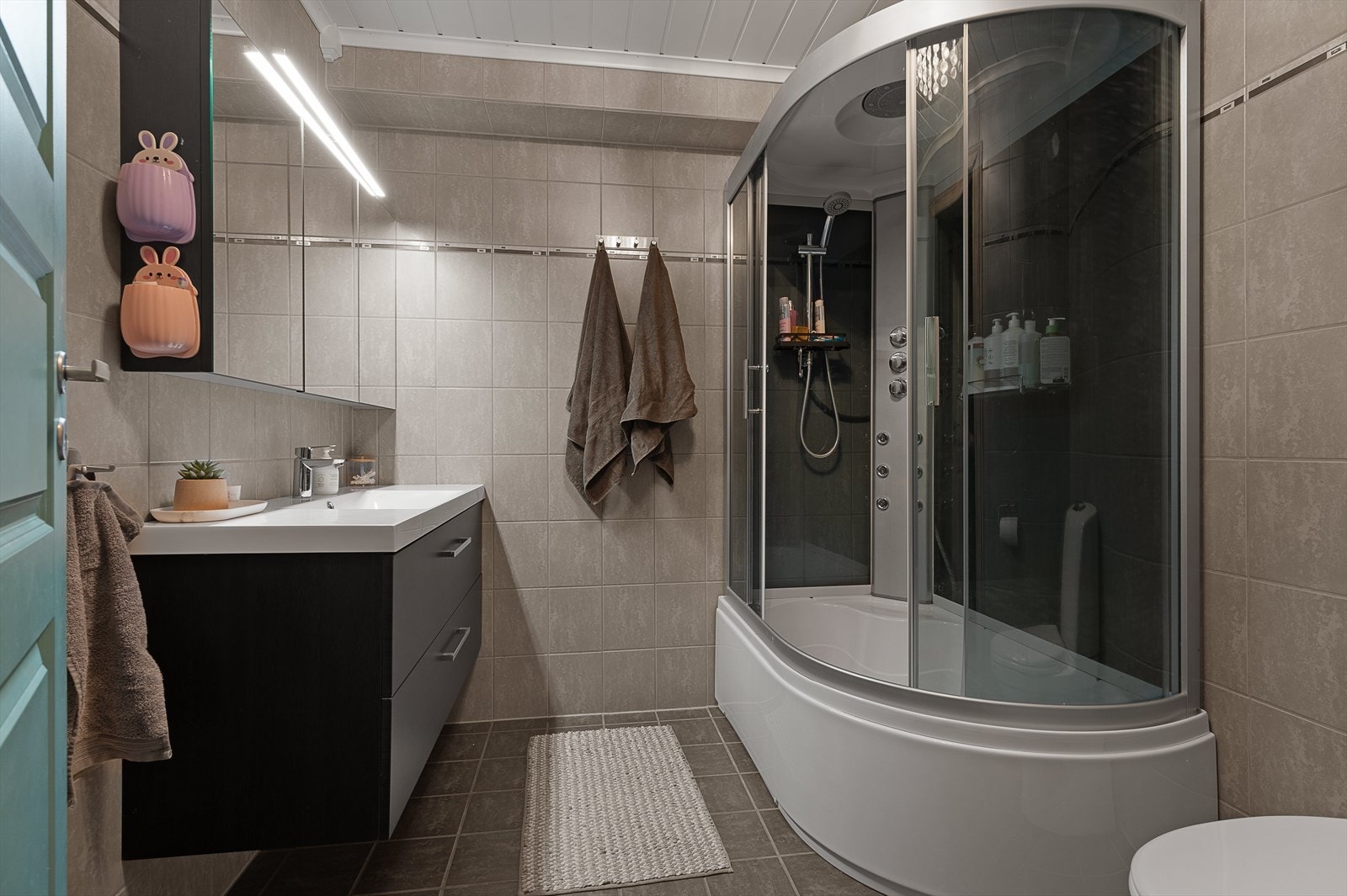 I tillegg til bad er det separat vaskerom Galleribilde