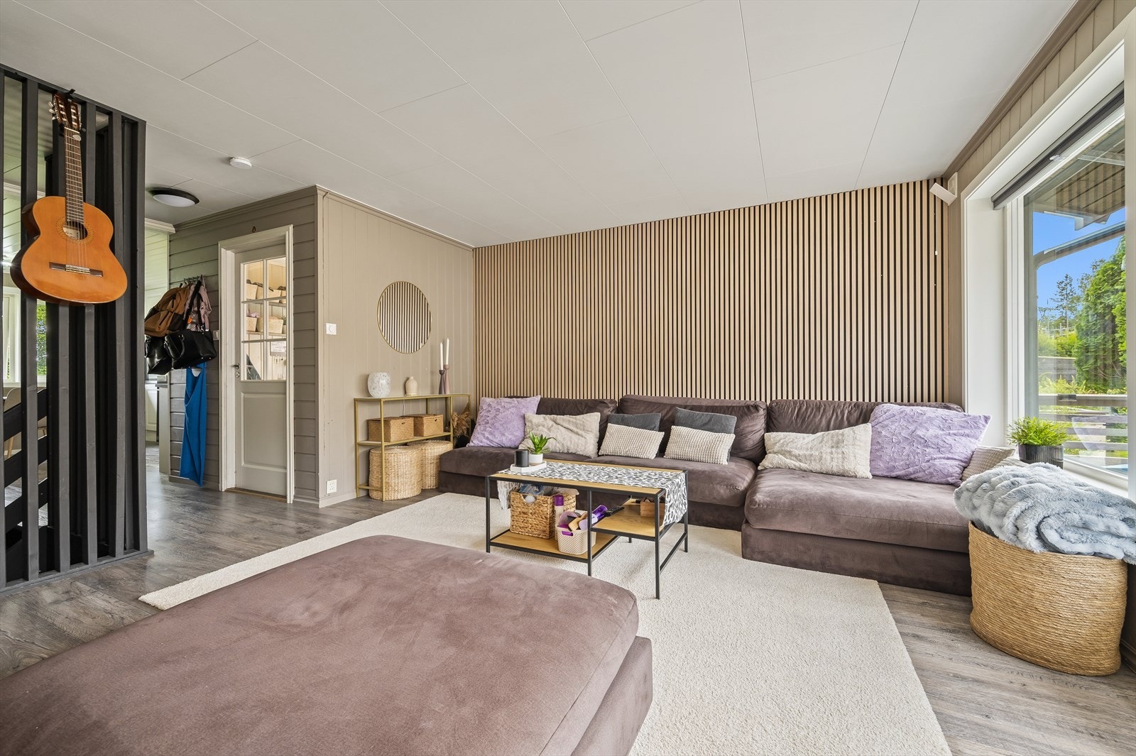 Stue mot entré og kjøkken Galleribilde