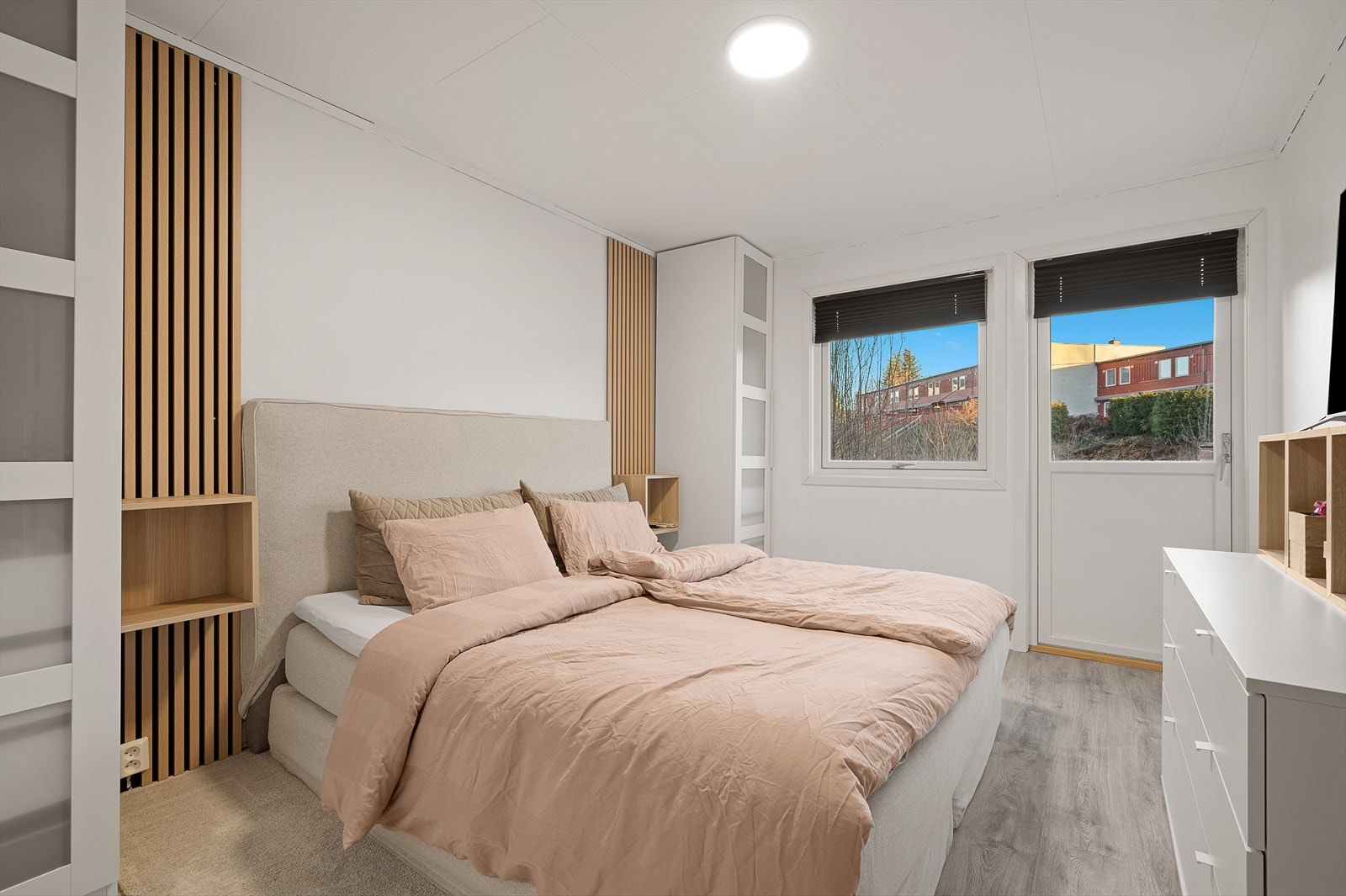 Romslig hovedsoverom med utgang ut til hagen Galleribilde