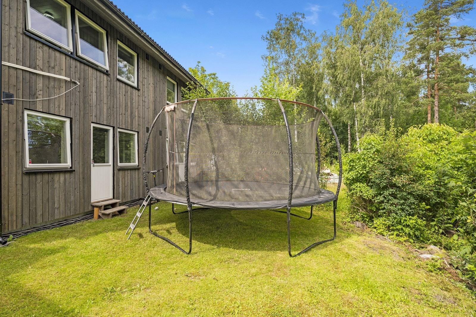 På baksiden av huset er det hage, som også har direkte utgang fra hovedsoverommet Galleribilde