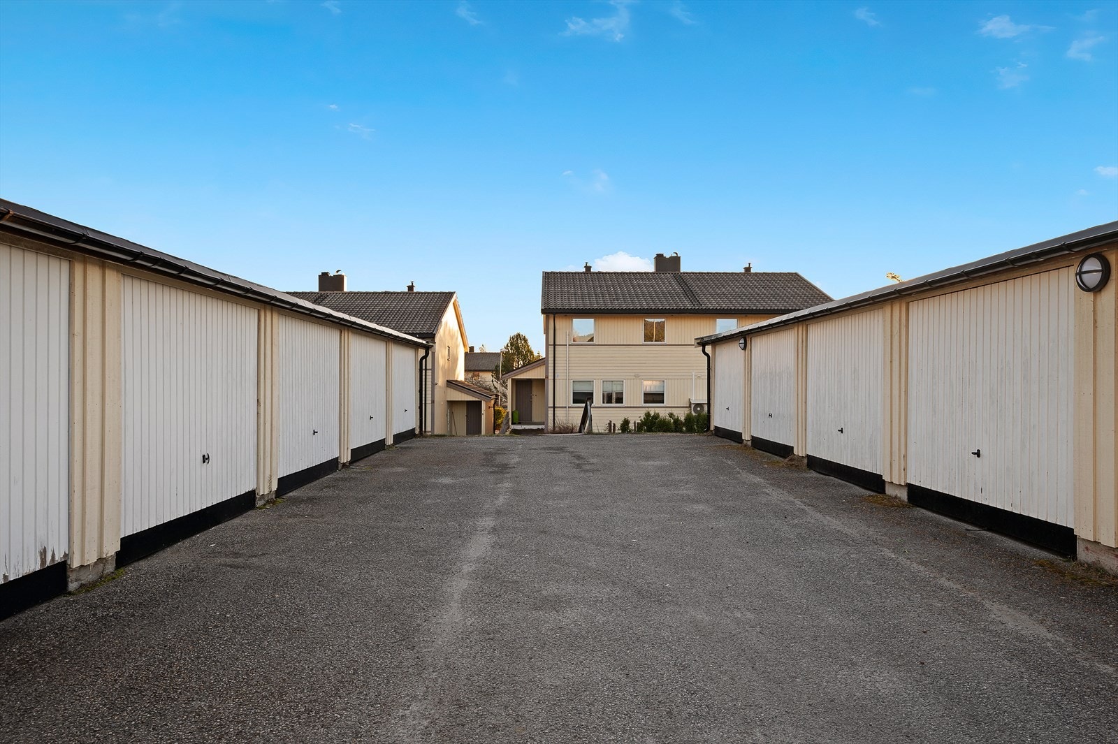Bilde tatt før fasaderehabilitering - Boligen disponerer i dag garasje i garasjerekke Galleribilde