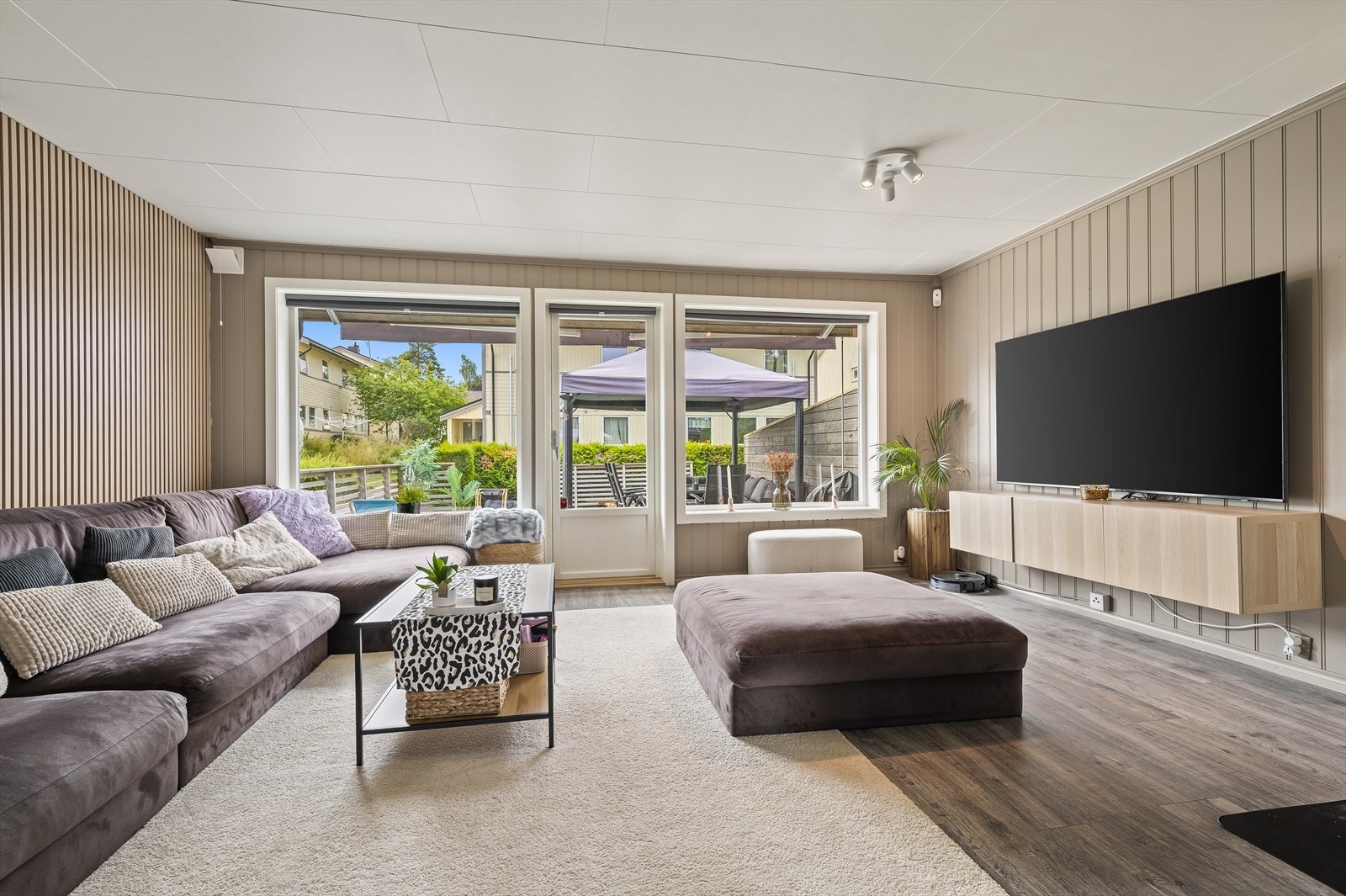 Stuen har utgang til solrik terrasse med pergola og terrassemarkise Galleribilde