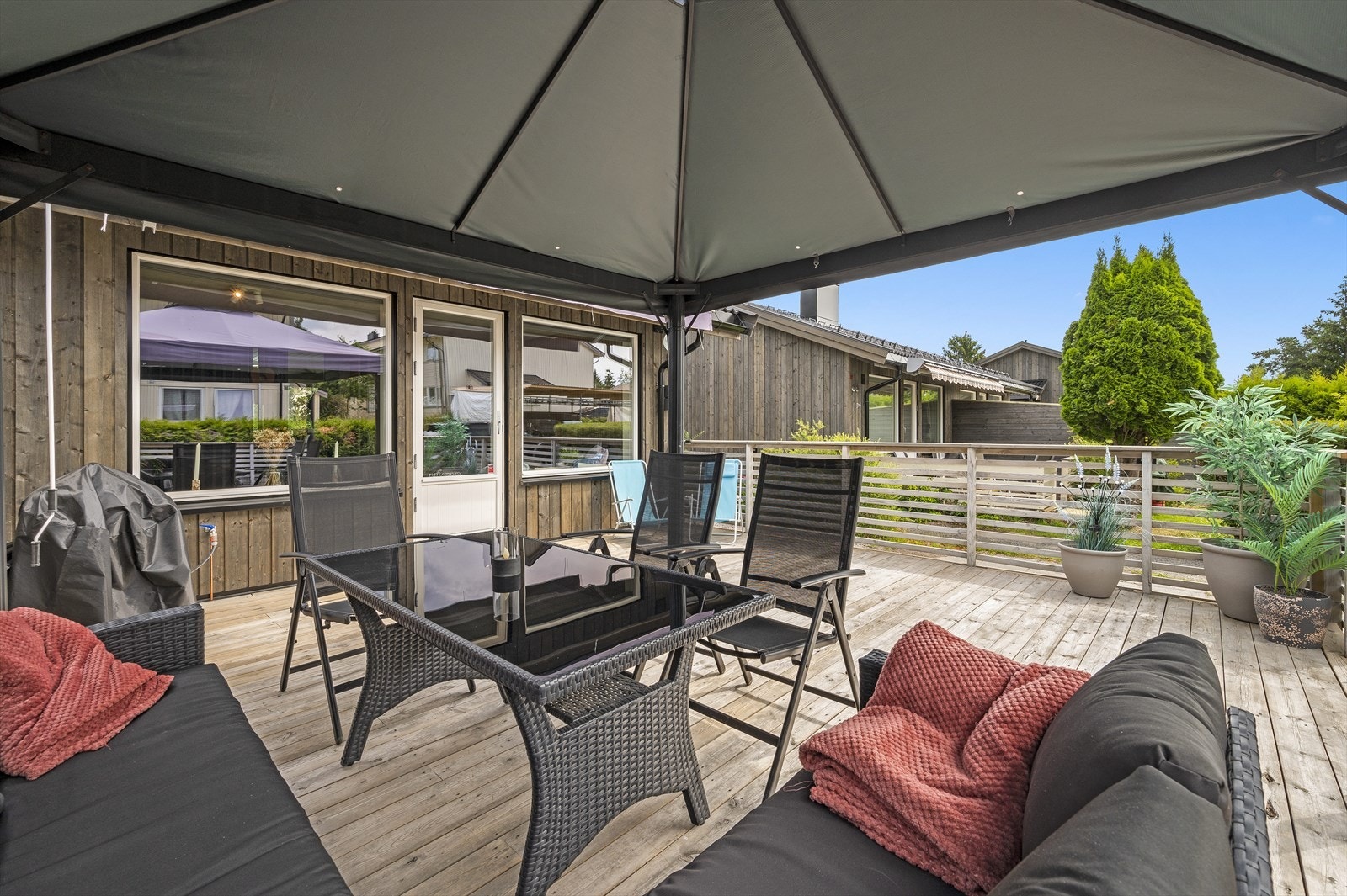 Koselig og lun uteplass på vestsiden av boligen Galleribilde