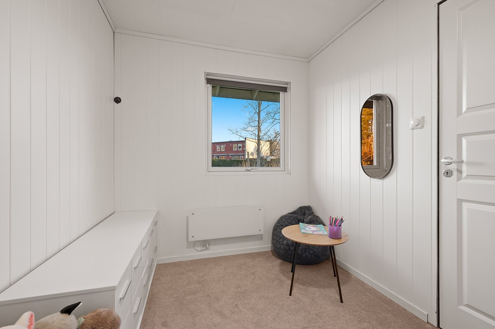 Soverom i 1. etasje med inngang fra kjøkkenet Galleribilde