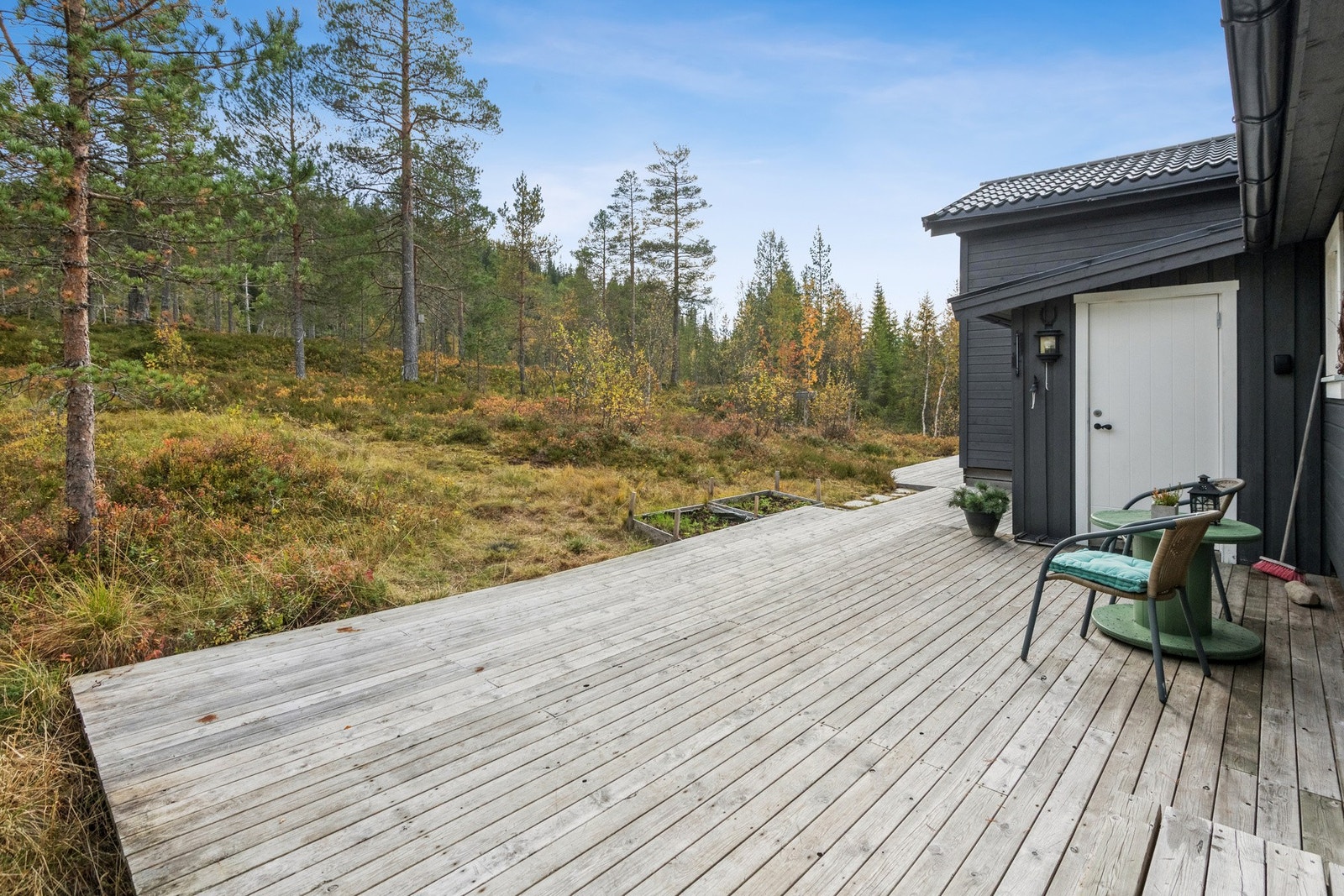 Romslig platting utenfor inngangsdøra hvor man kan nyte formiddagssola. Galleribilde