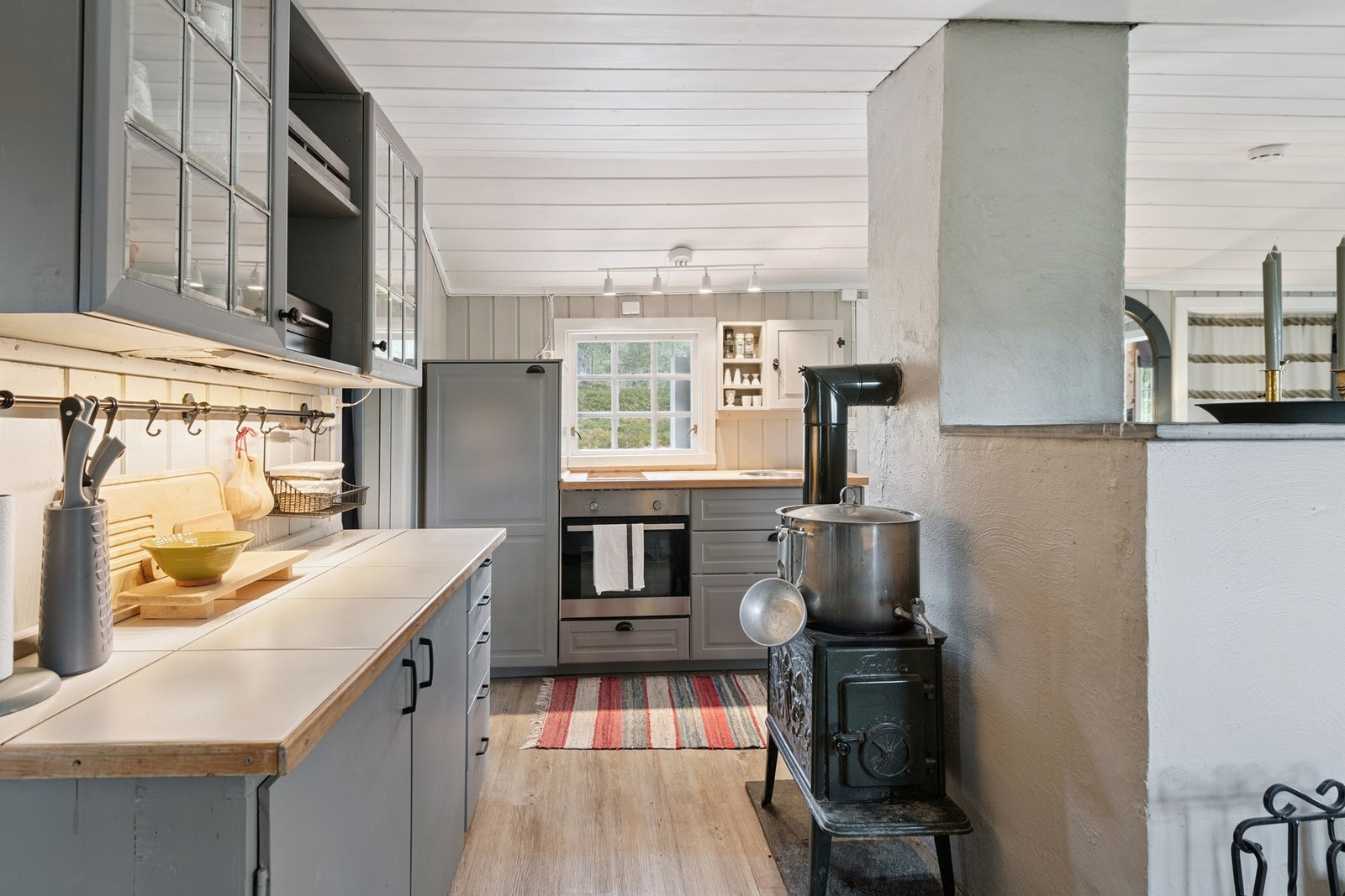 Romslig og praktisk kjøkken. Deler av kjøkkeninnredningen er fra 2015. Galleribilde