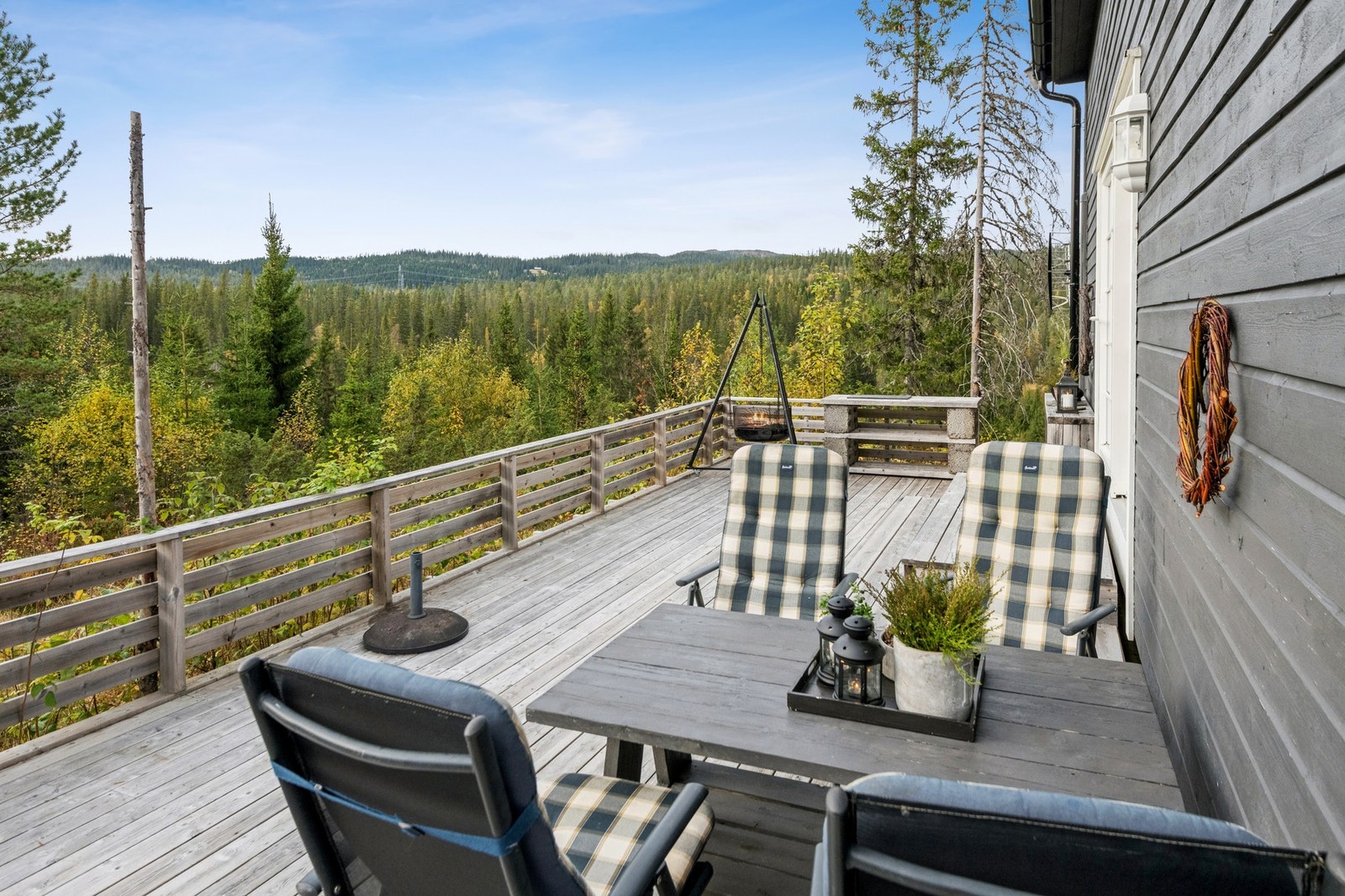 Terrasse med god plass til hagemøbler og grill. Terrassen ligger fint til solmessig. Her har du sol framidt på dagen til godt utover solrike sommerkvelder. Galleribilde