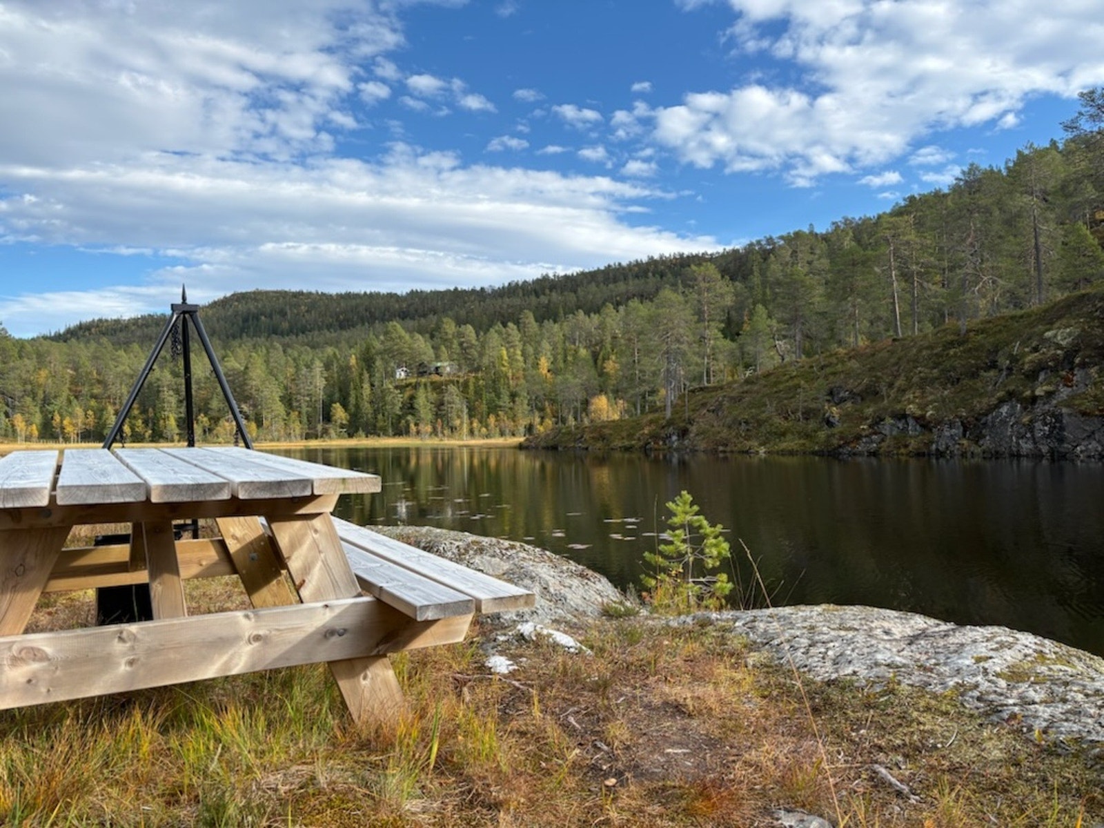 Det er satt opp en benk og en bålpanne for hyggelige stunder ved Kleivtjønna. Galleribilde