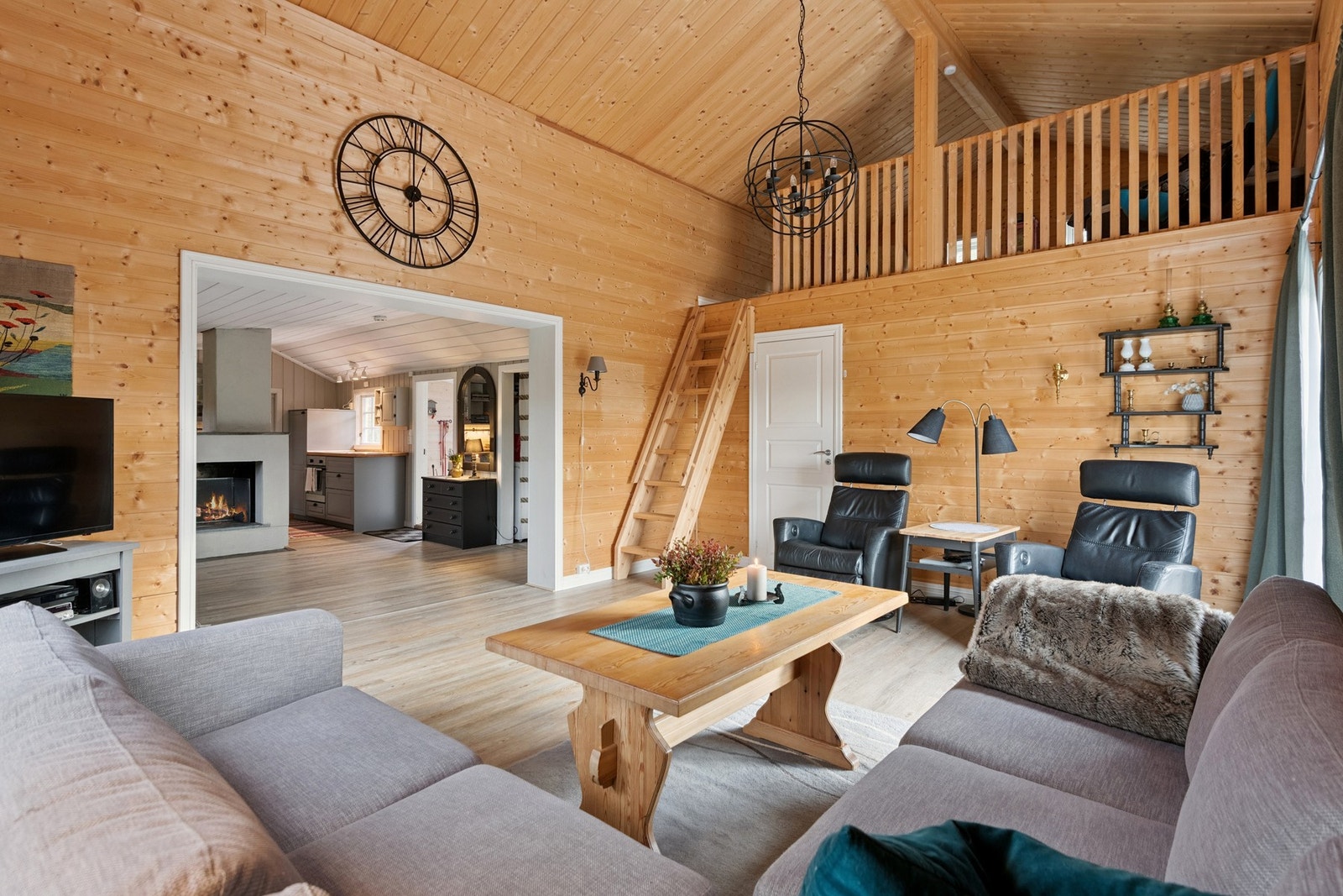 Deler av stuen er fra 2017. Stuen som er et tilbygg har høy himling med god plass til møblering. Galleribilde