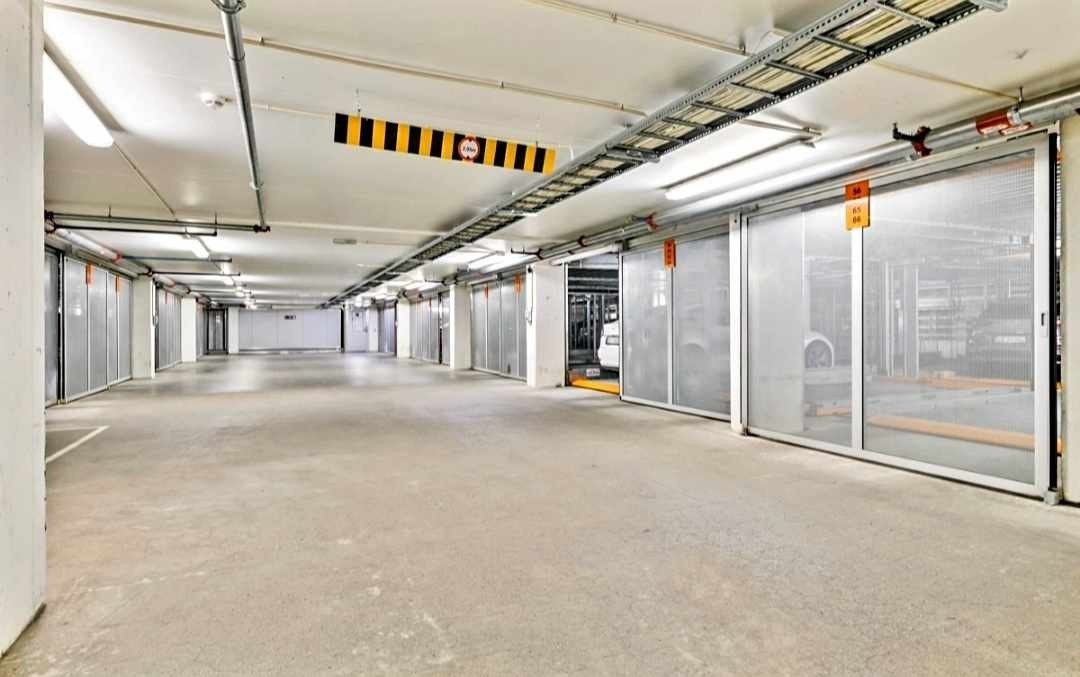 Garasjeanlegg med elbillader. Galleribilde