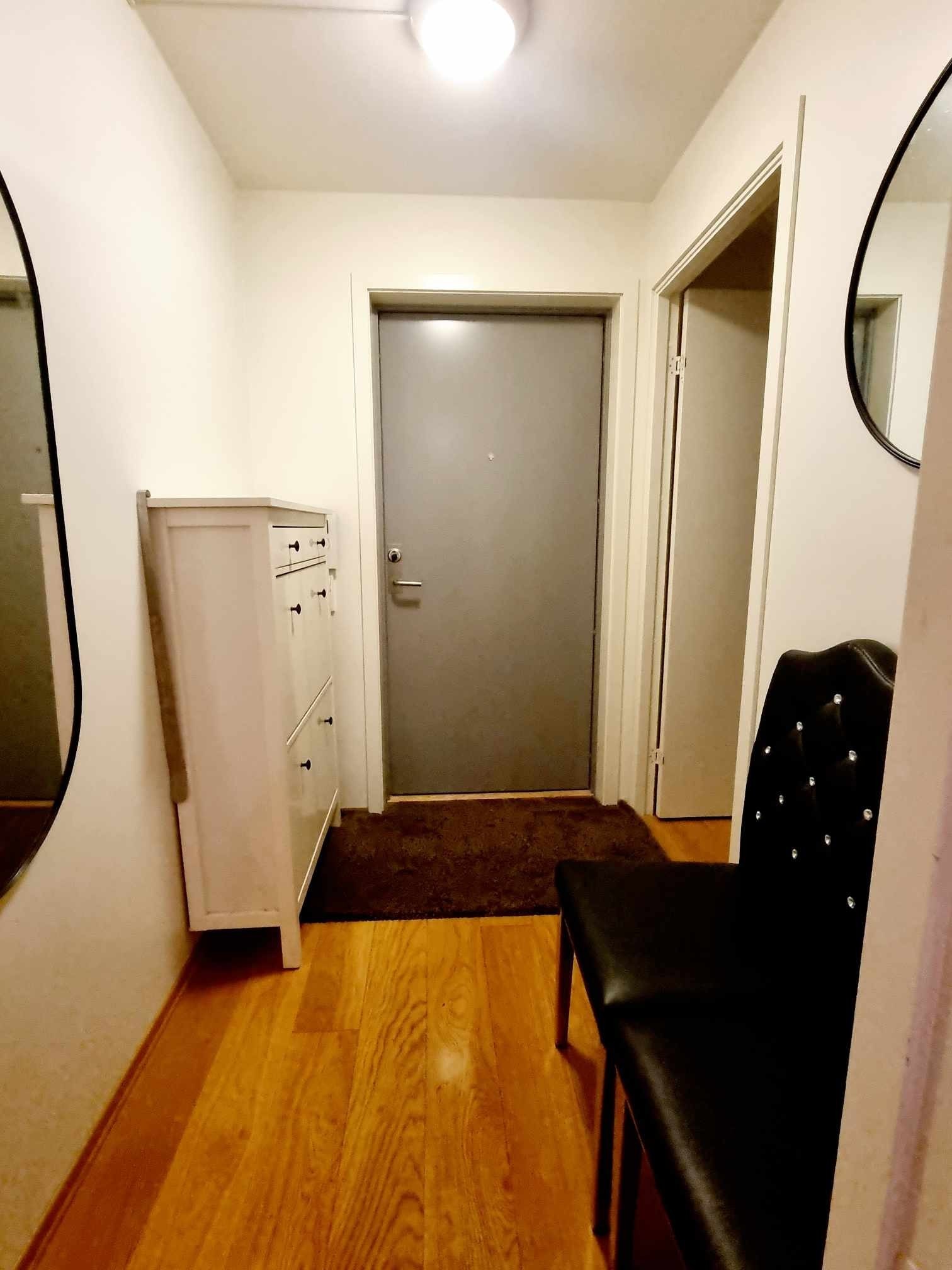 Entré med innvendig bod som kan benyttes som garderobeløsning. Galleribilde