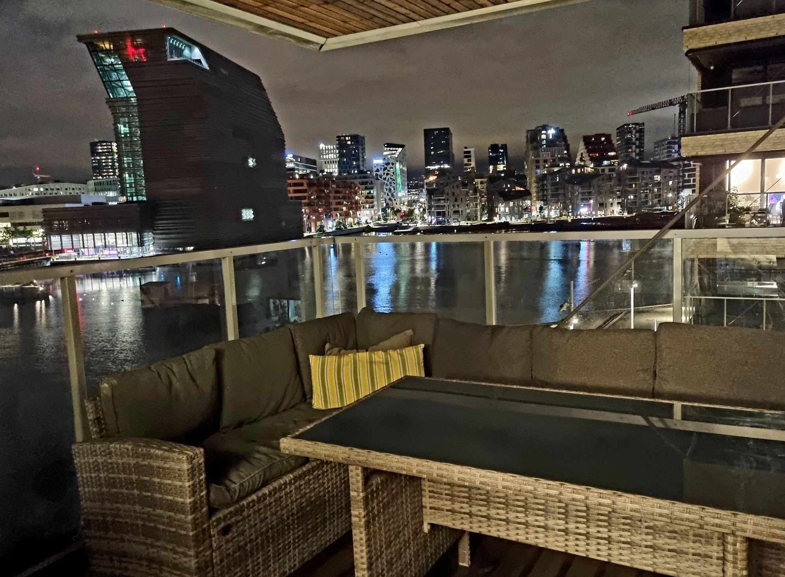 Utsikt fra balkong om kvelden. Galleribilde