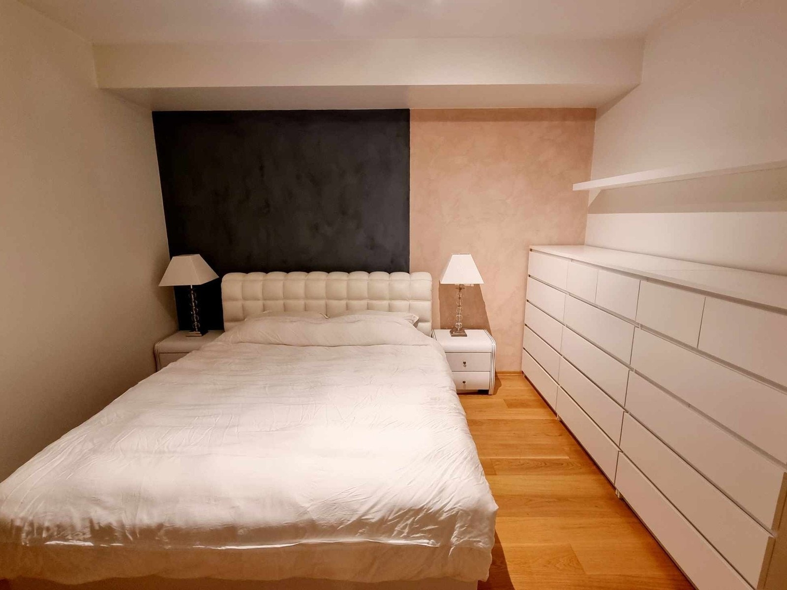 Stort og romslig hovedsoverom. Galleribilde