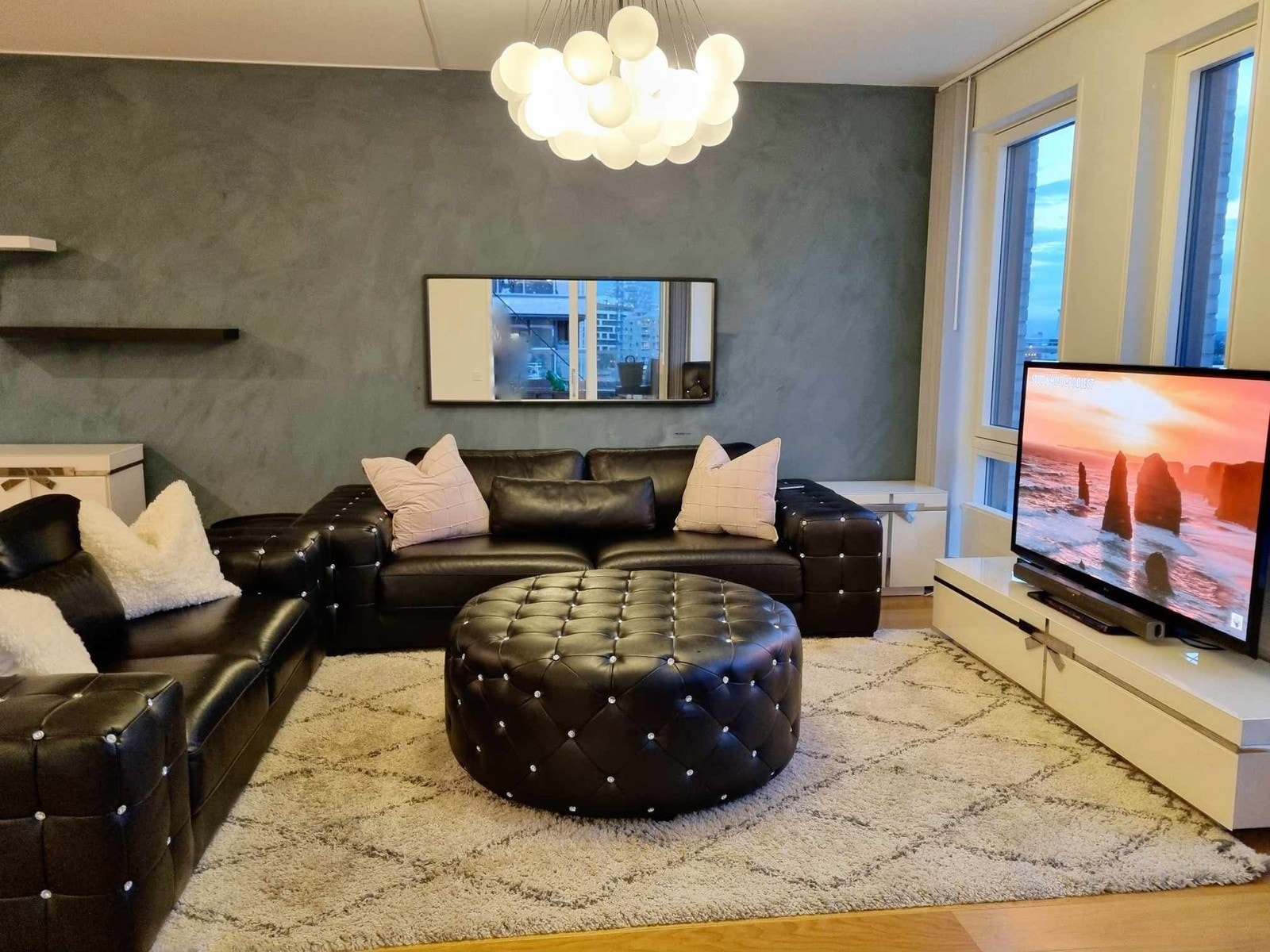 Alt av møbler i stuen medfølger utenom TV. Galleribilde