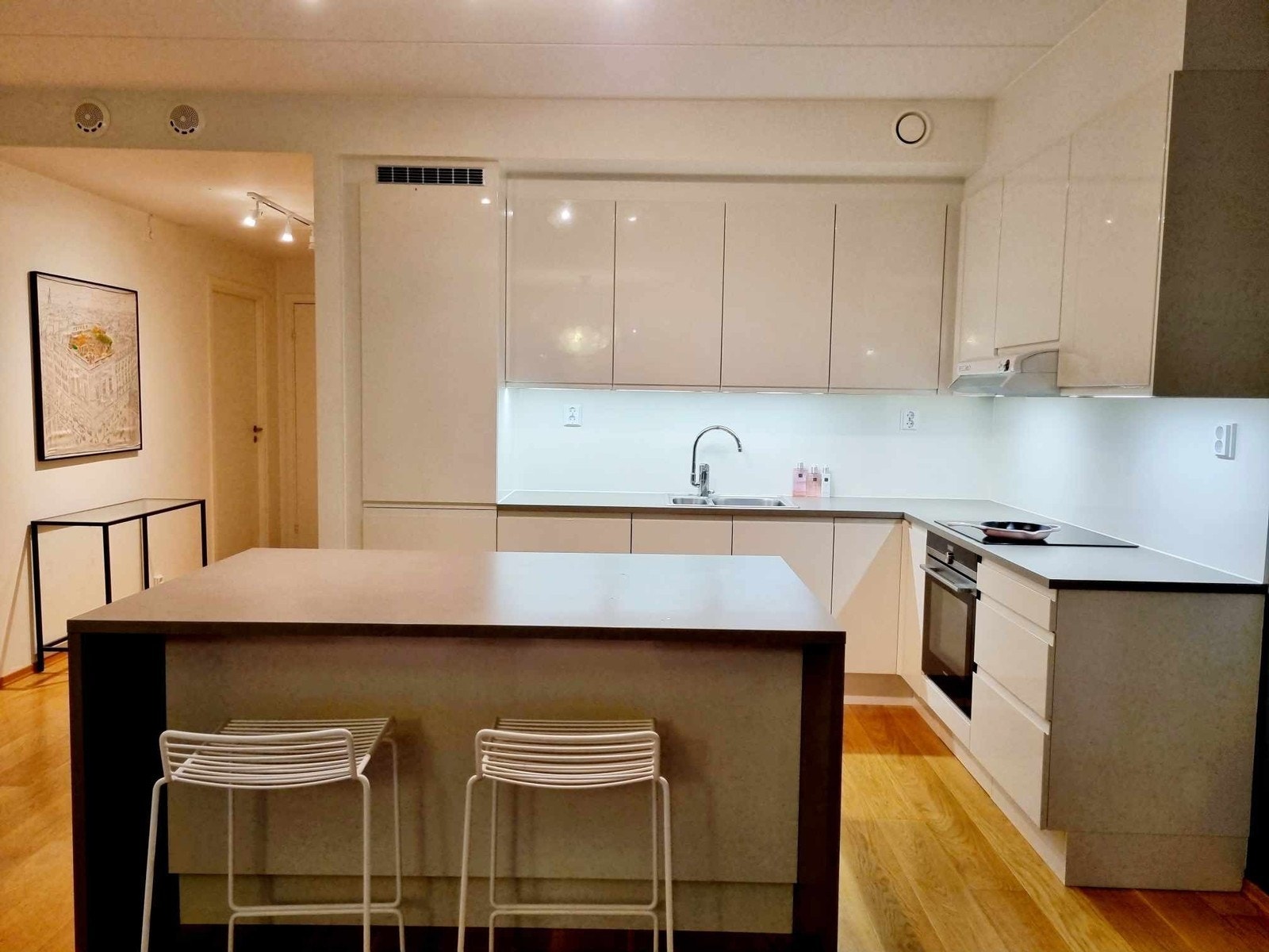 Kjøkken med åpen løsning mot stuen. Galleribilde