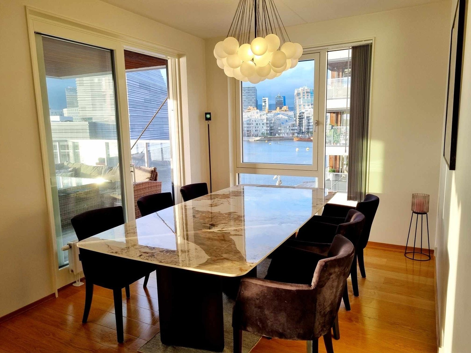 Spisestue med Barcode som bakgrunn. Galleribilde