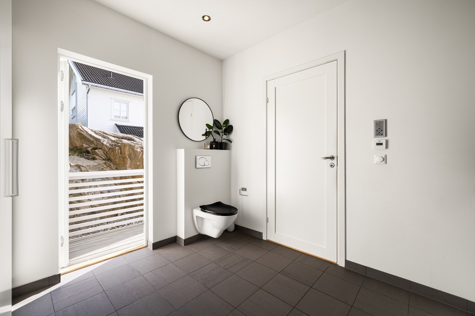 Romslig vaskerom med adgang fra kjøkkenet og med egen inngang Galleribilde