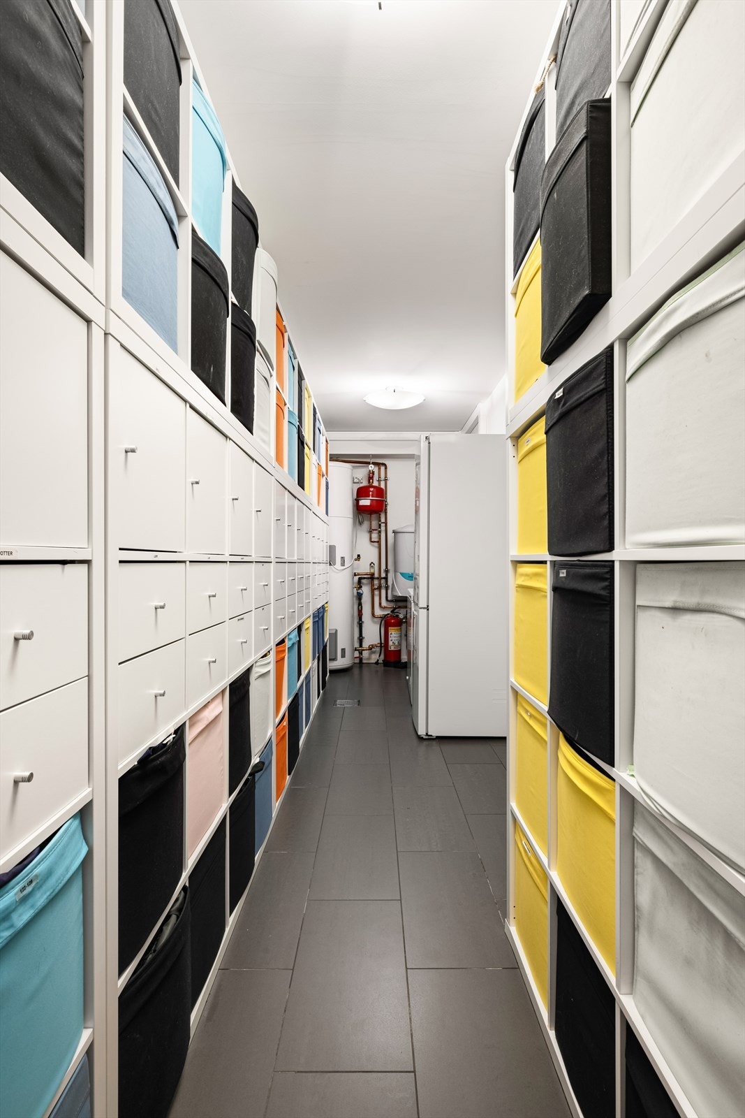 Teknisk rom i underetg med praktisk oppbevaring Galleribilde