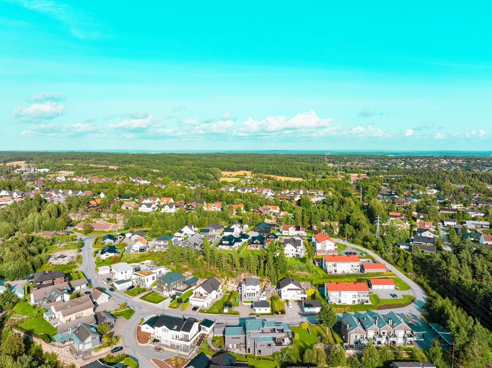 Boligen ligger sentralt til på et populært boligfelt. Galleribilde